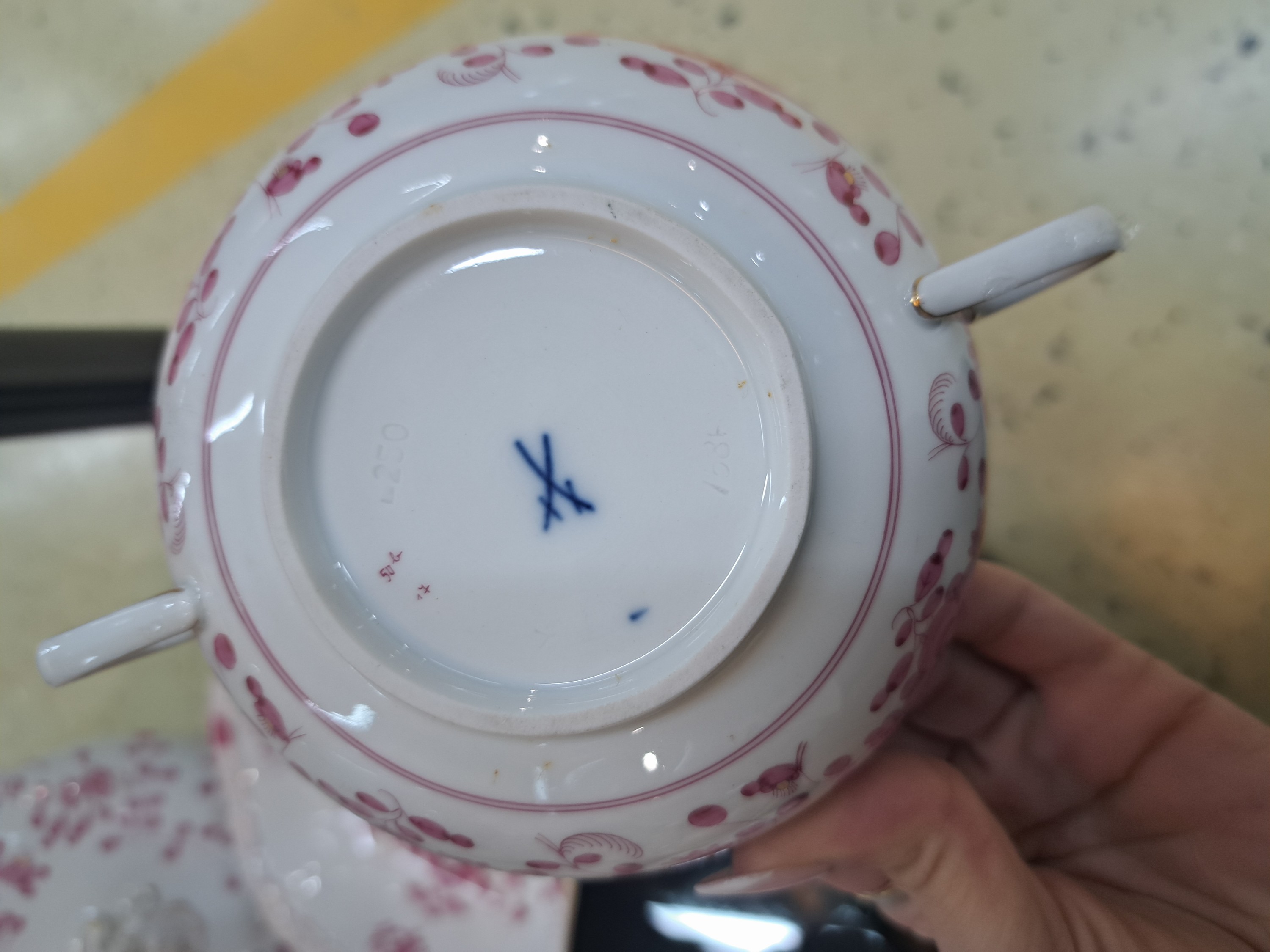 Detail j: Speiseservice indisch purpur, Meissen, 2. Hälfte 20.Jh., 1. Wahl, Porzellan, handbemalt, Goldstaffage, 20 Menüteller D. 23 ,5 cm, 10 Brotteller D. ...