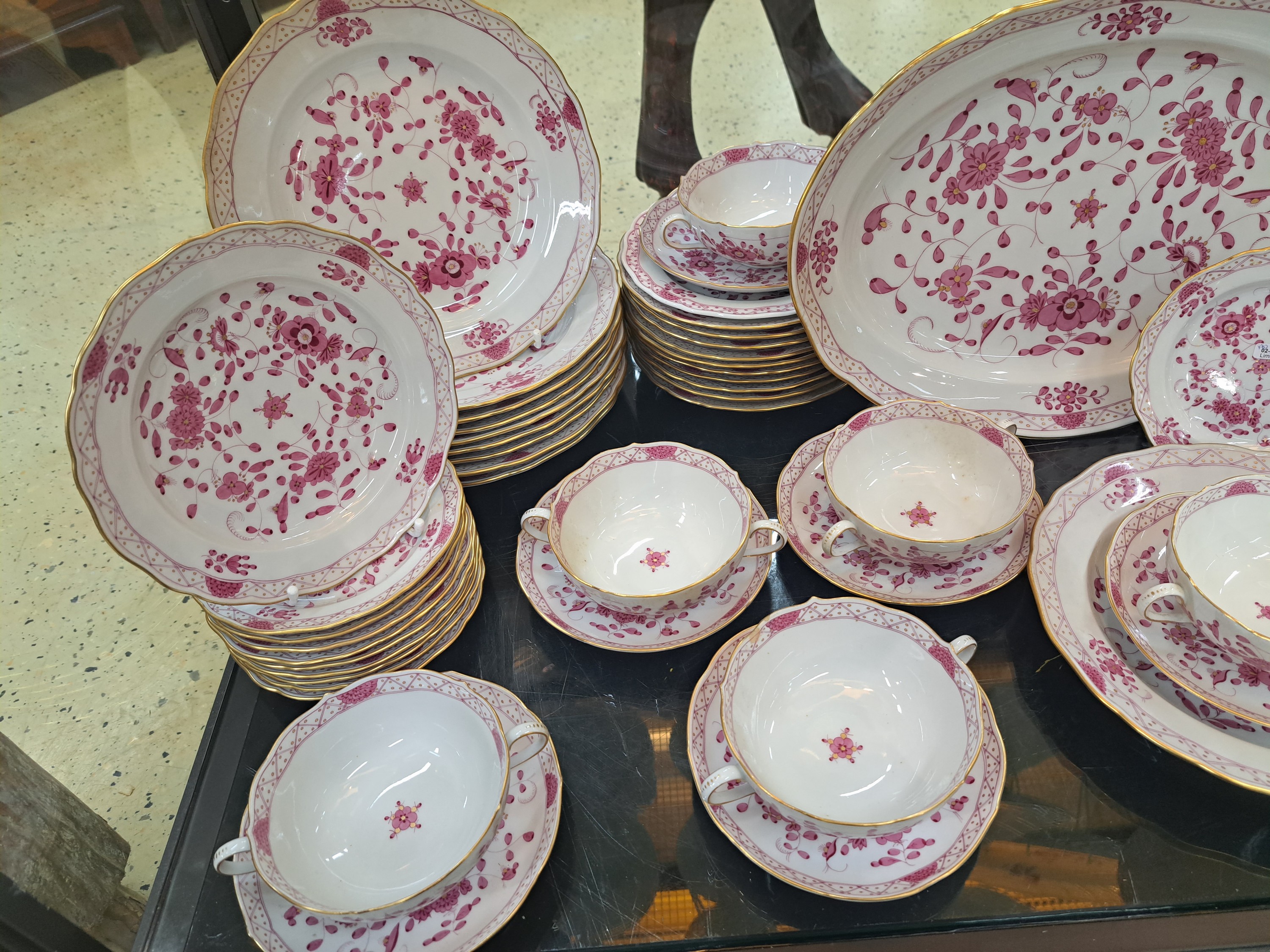 Detail k: Speiseservice indisch purpur, Meissen, 2. Hälfte 20.Jh., 1. Wahl, Porzellan, handbemalt, Goldstaffage, 20 Menüteller D. 23 ,5 cm, 10 Brotteller D. ...