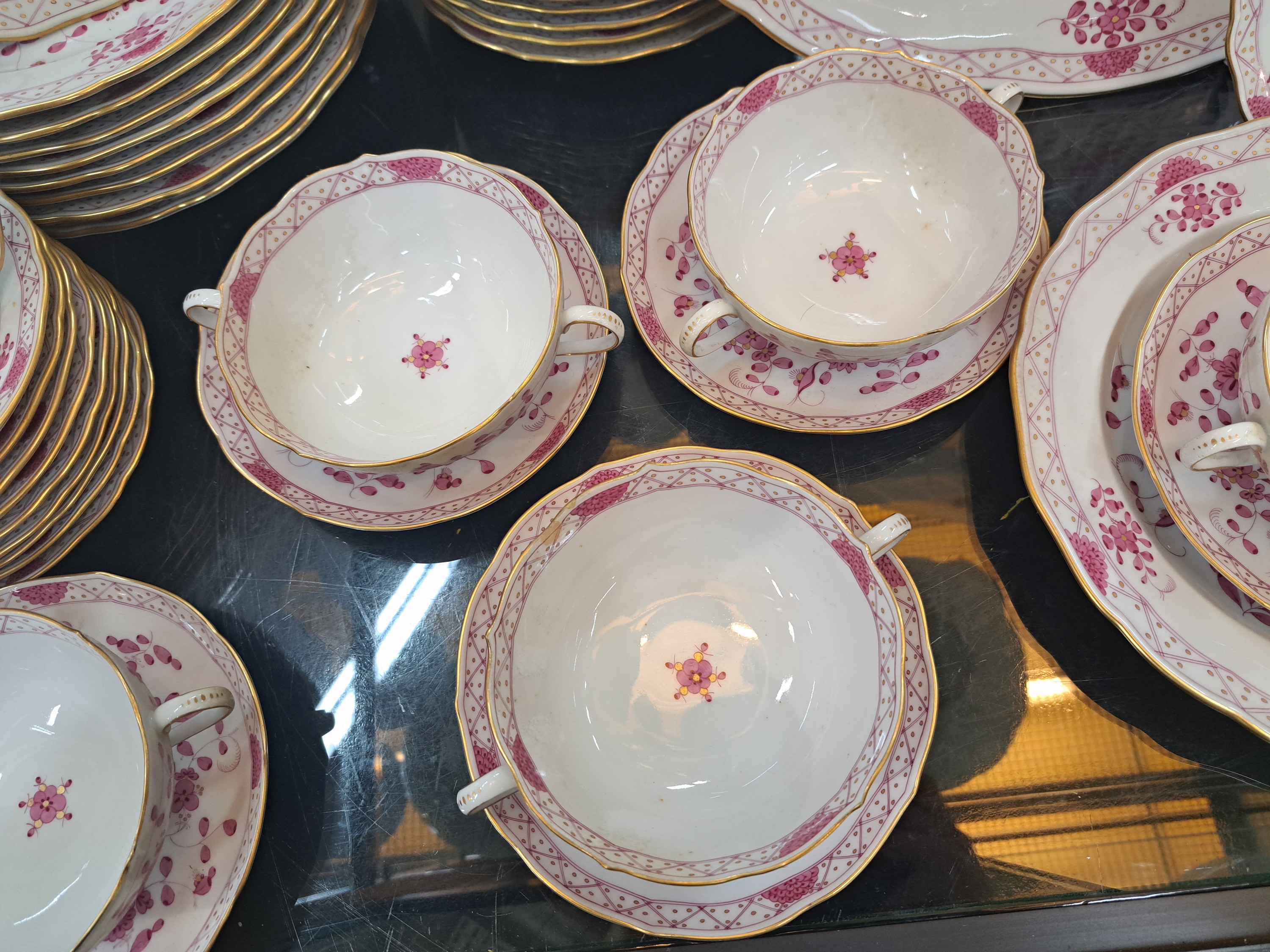 Detail l: Speiseservice indisch purpur, Meissen, 2. Hälfte 20.Jh., 1. Wahl, Porzellan, handbemalt, Goldstaffage, 20 Menüteller D. 23 ,5 cm, 10 Brotteller D. ...
