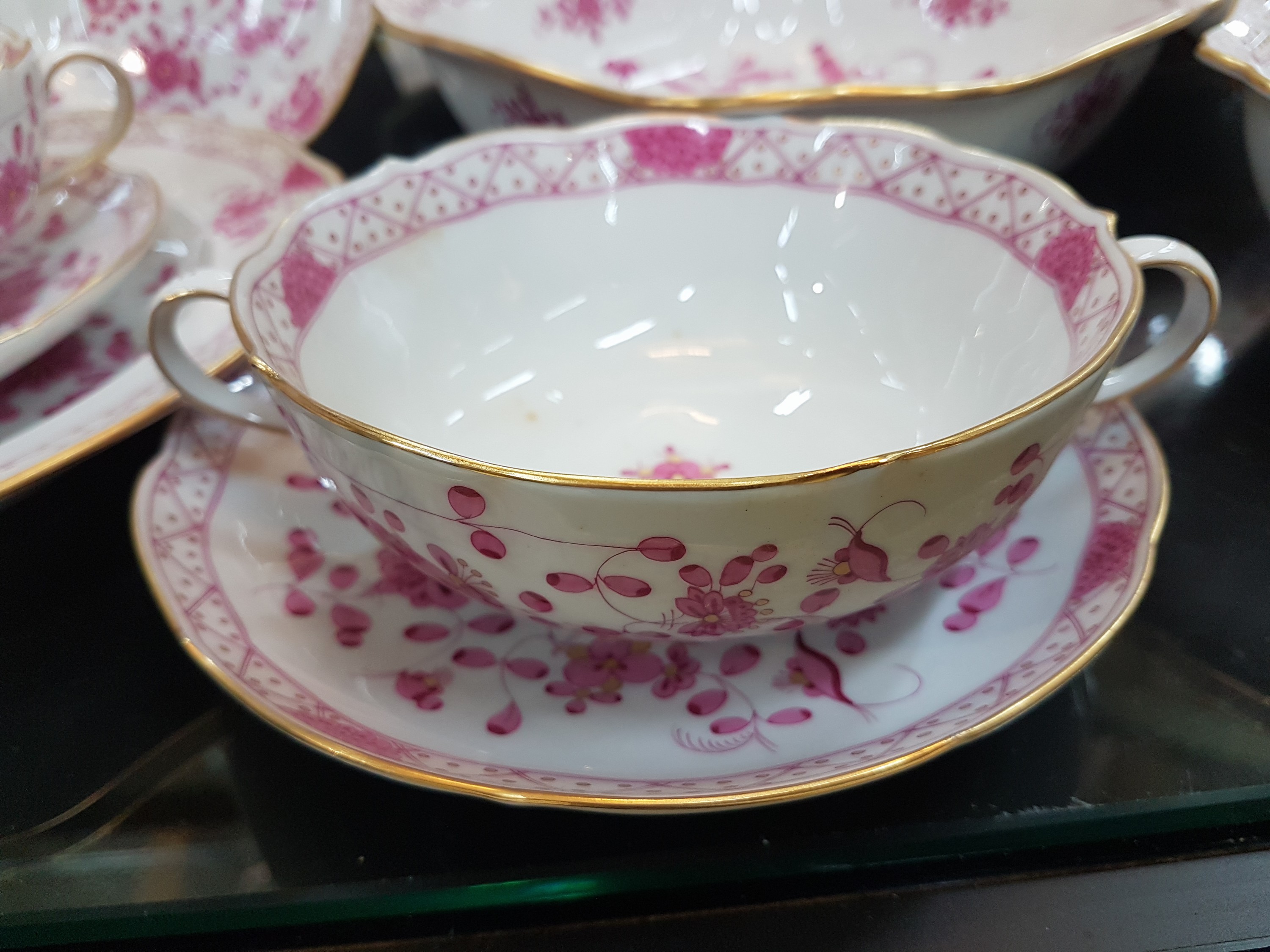 Detail m: Speiseservice indisch purpur, Meissen, 2. Hälfte 20.Jh., 1. Wahl, Porzellan, handbemalt, Goldstaffage, 20 Menüteller D. 23 ,5 cm, 10 Brotteller D. ...