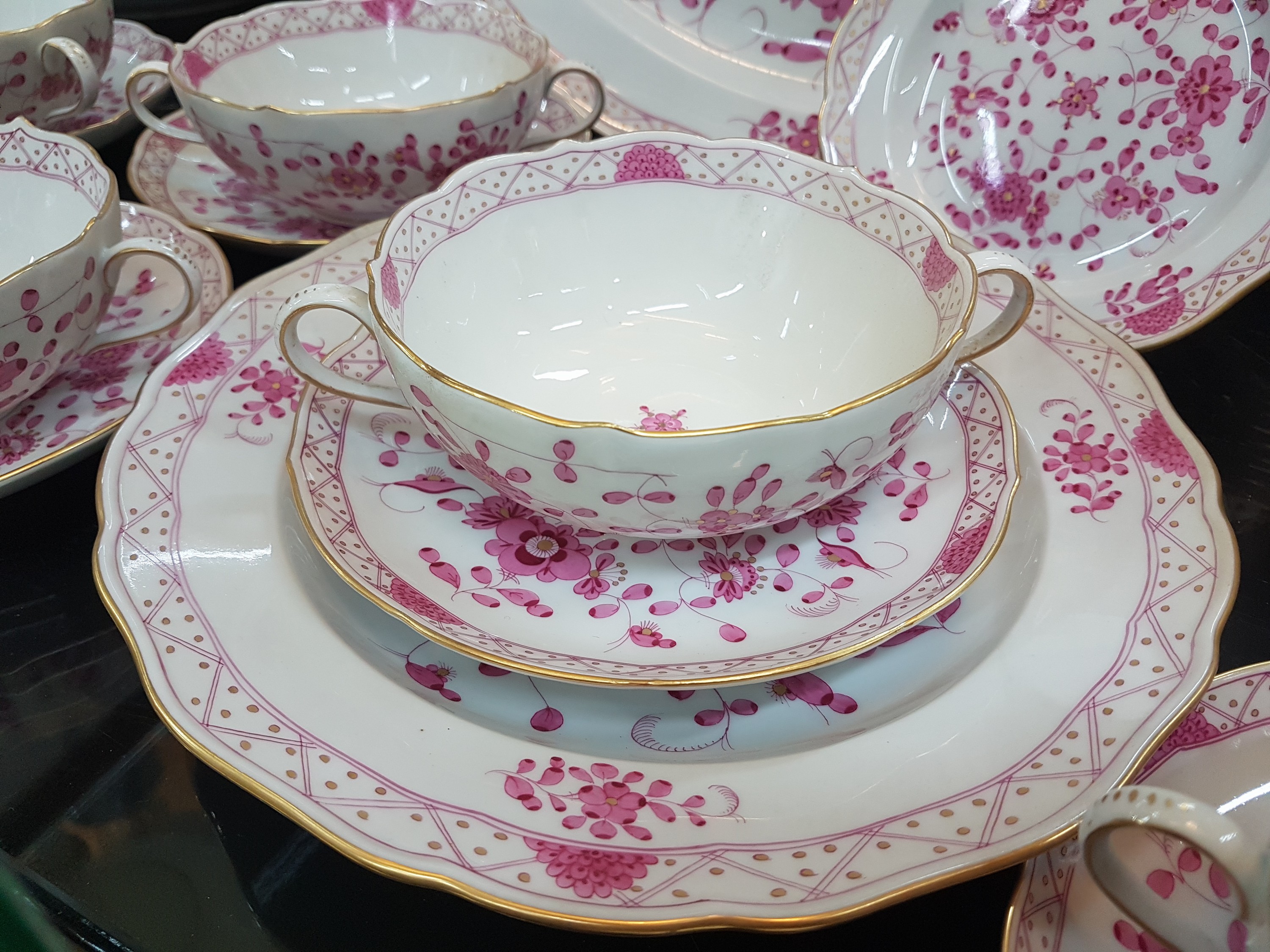 Detail n: Speiseservice indisch purpur, Meissen, 2. Hälfte 20.Jh., 1. Wahl, Porzellan, handbemalt, Goldstaffage, 20 Menüteller D. 23 ,5 cm, 10 Brotteller D. ...