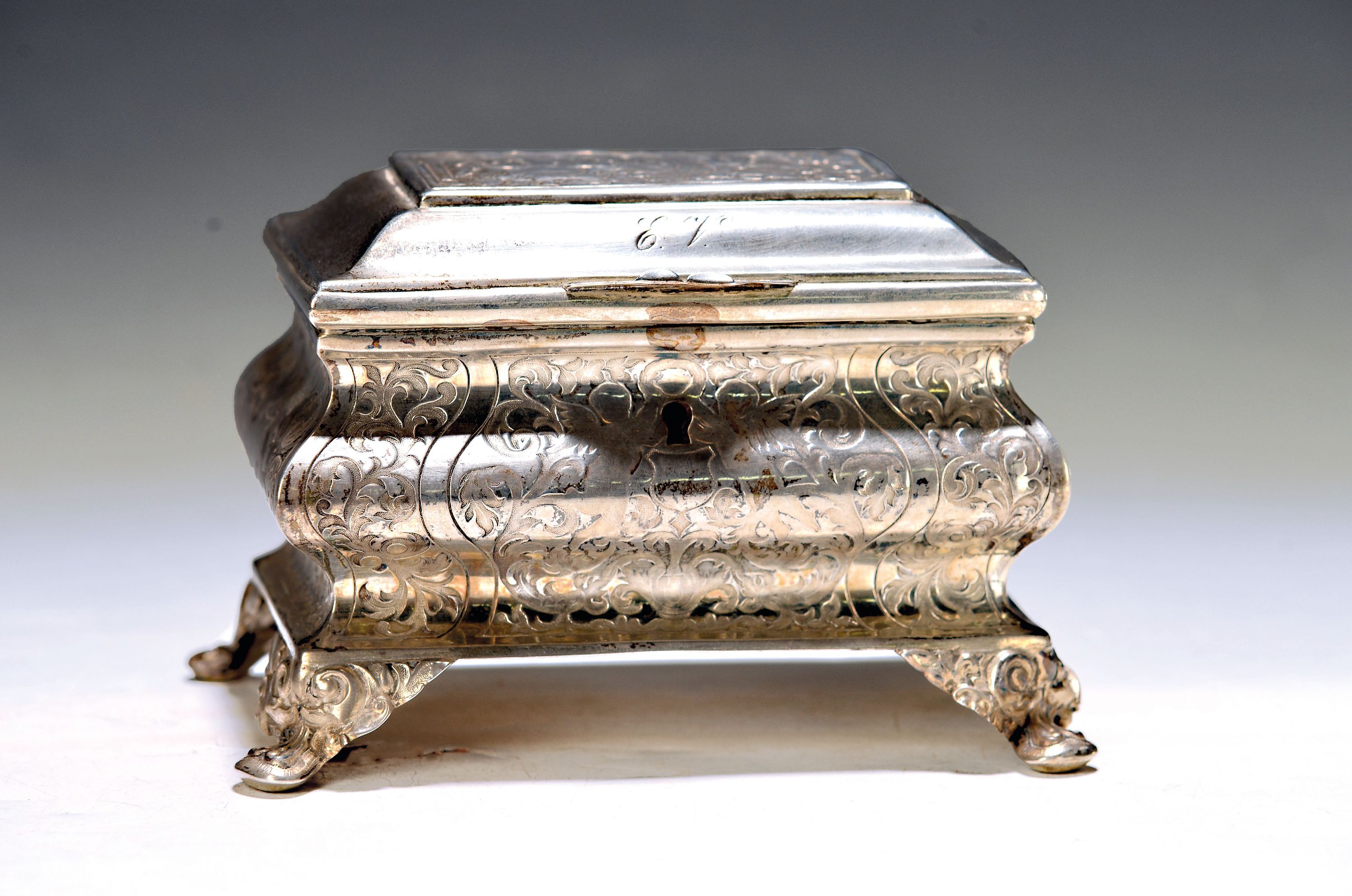 Image 27043596 - Deckeldose aus Silber, deutsch, Anfang 19. Jh., Silber geprüft, 240g, barockisierende ...