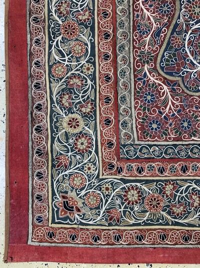 27043515b - ´Rascht´Susani´antik, Persien, 19.Jhd, Baumwoll-Stickerei, ca. 217 x 160 cm, EHZ: 3 ...