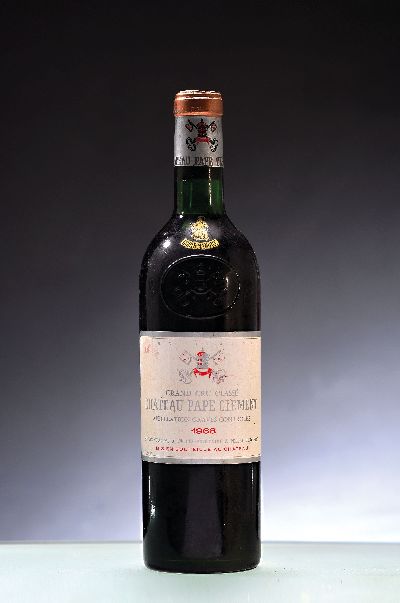 27043524a - 1 Flasche 1968 Chateau Pape Clement, Graves, ca. 730ml, top shoulder