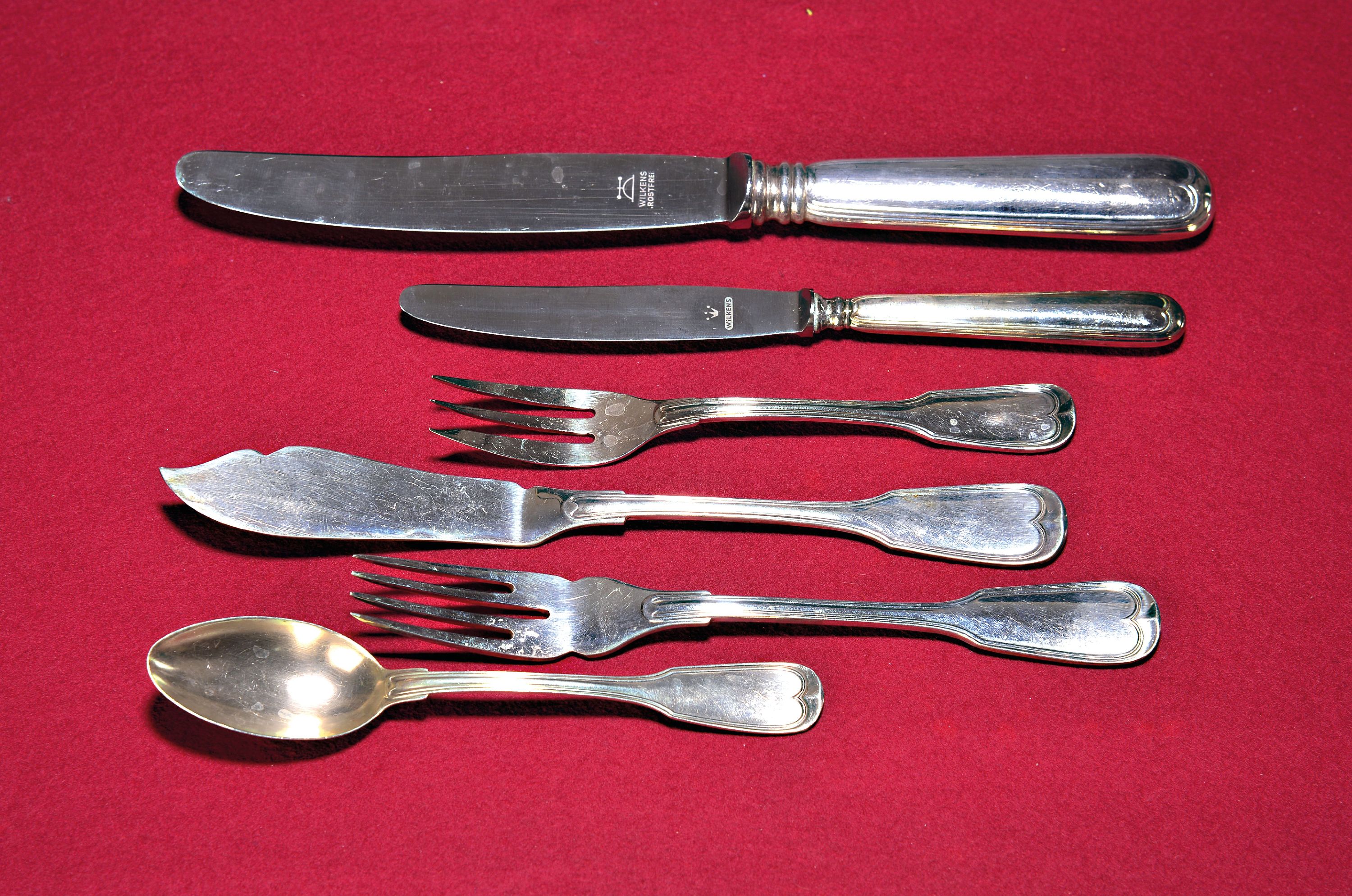 Detail a: Umfangreiches Besteckset Augsburger Faden, Wilkens, Bremen, 800er-Silber, 12 Tafelgabeln, 12 Tafelmesser, 12 Tafellöffel, 11 Menügabeln, 12 ...