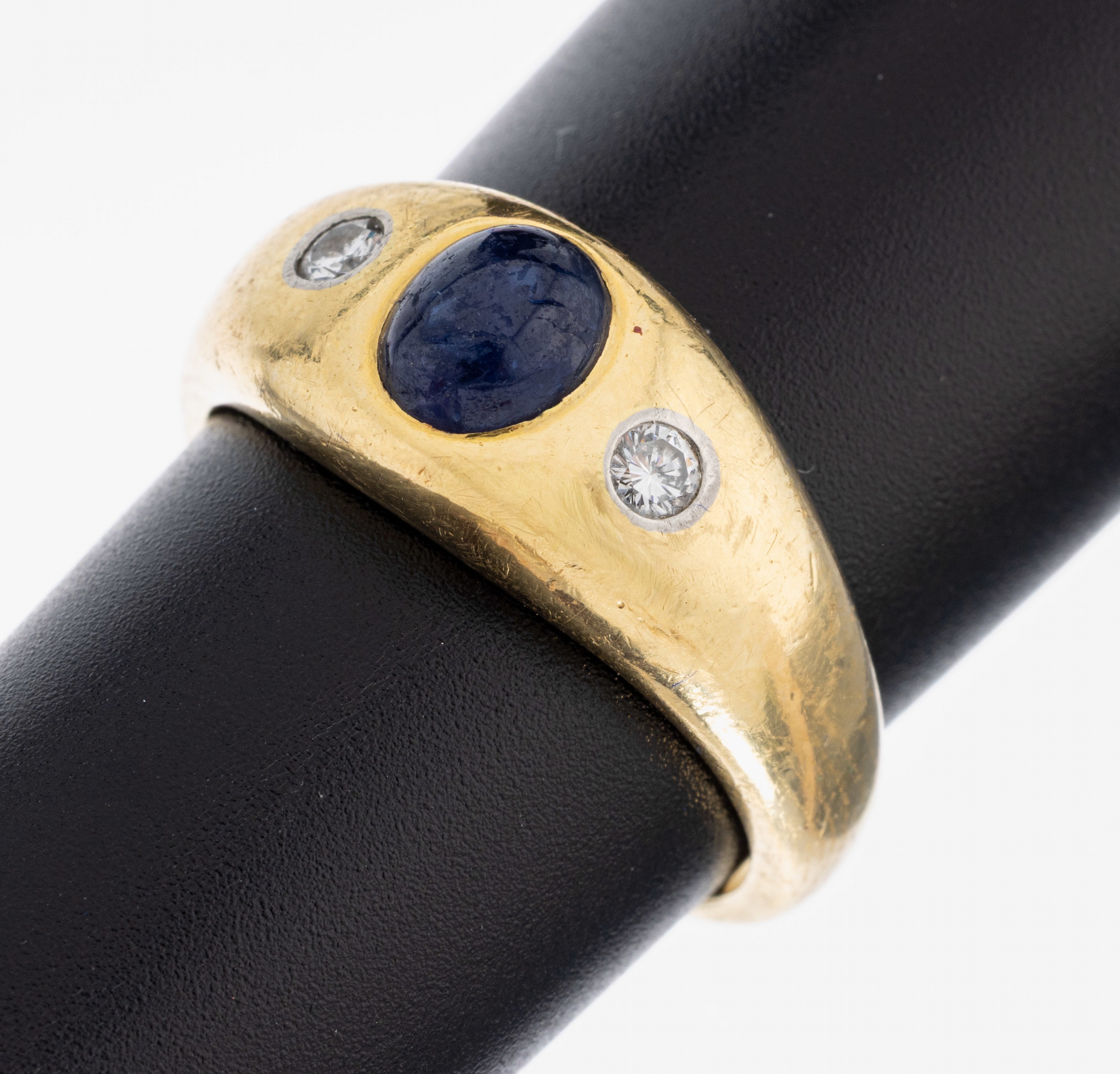 Image 27043736 - 18 kt Gold Saphir-Brillant-Ring, GG 750/000, mittig ovaler Saphir-Cabochon ca. 1.00 ct, ...