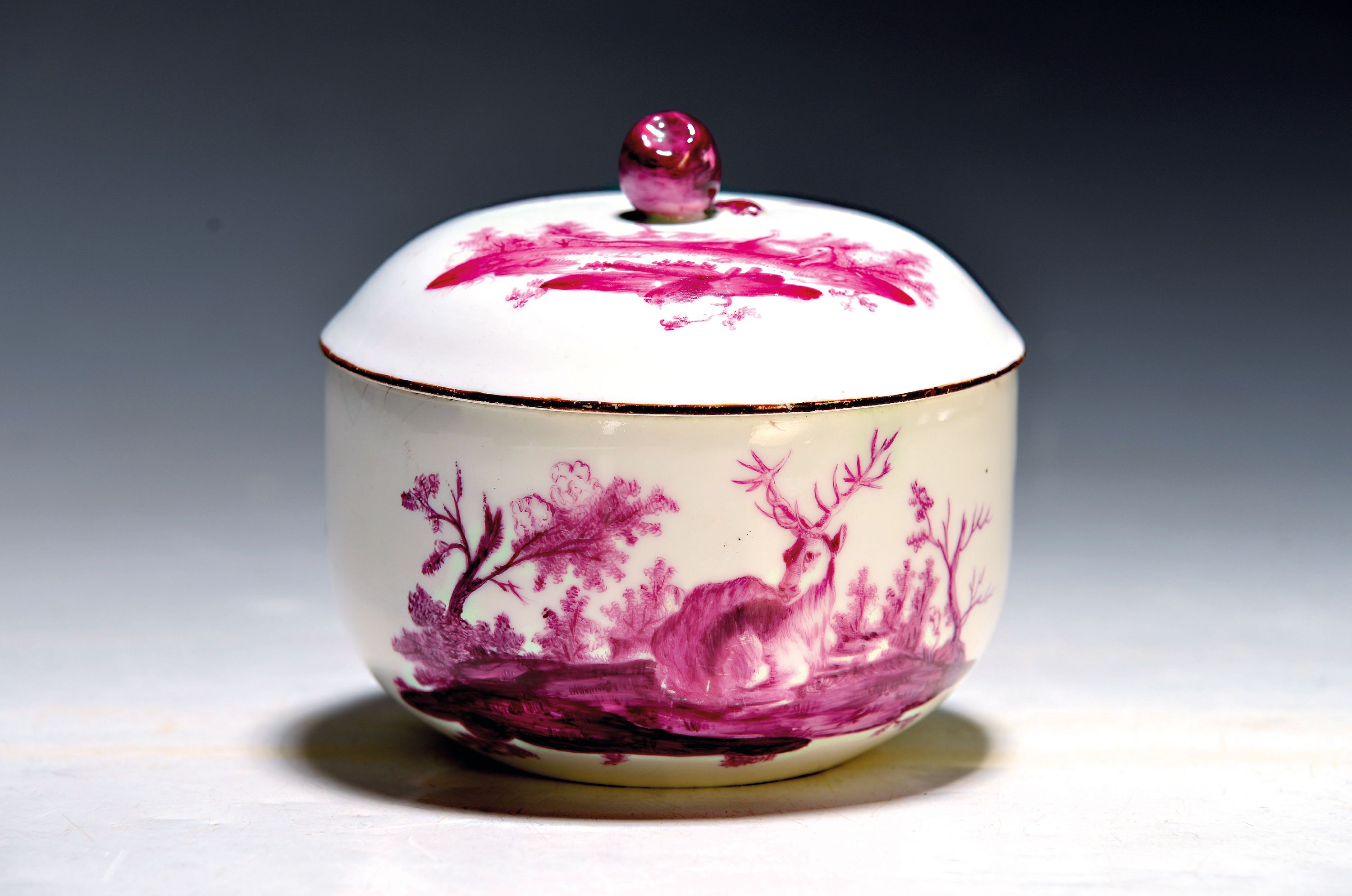 Image 27043760 - Deckeldose, Höchst, 2. Hälfte 18. Jh., Porzellan, purpurfarbene Landschaftsbemalung ...