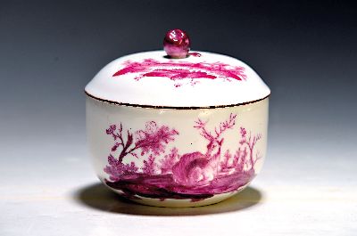 Image Deckeldose, Höchst, 2. Hälfte 18. Jh., Porzellan, purpurfarbene Landschaftsbemalung ...