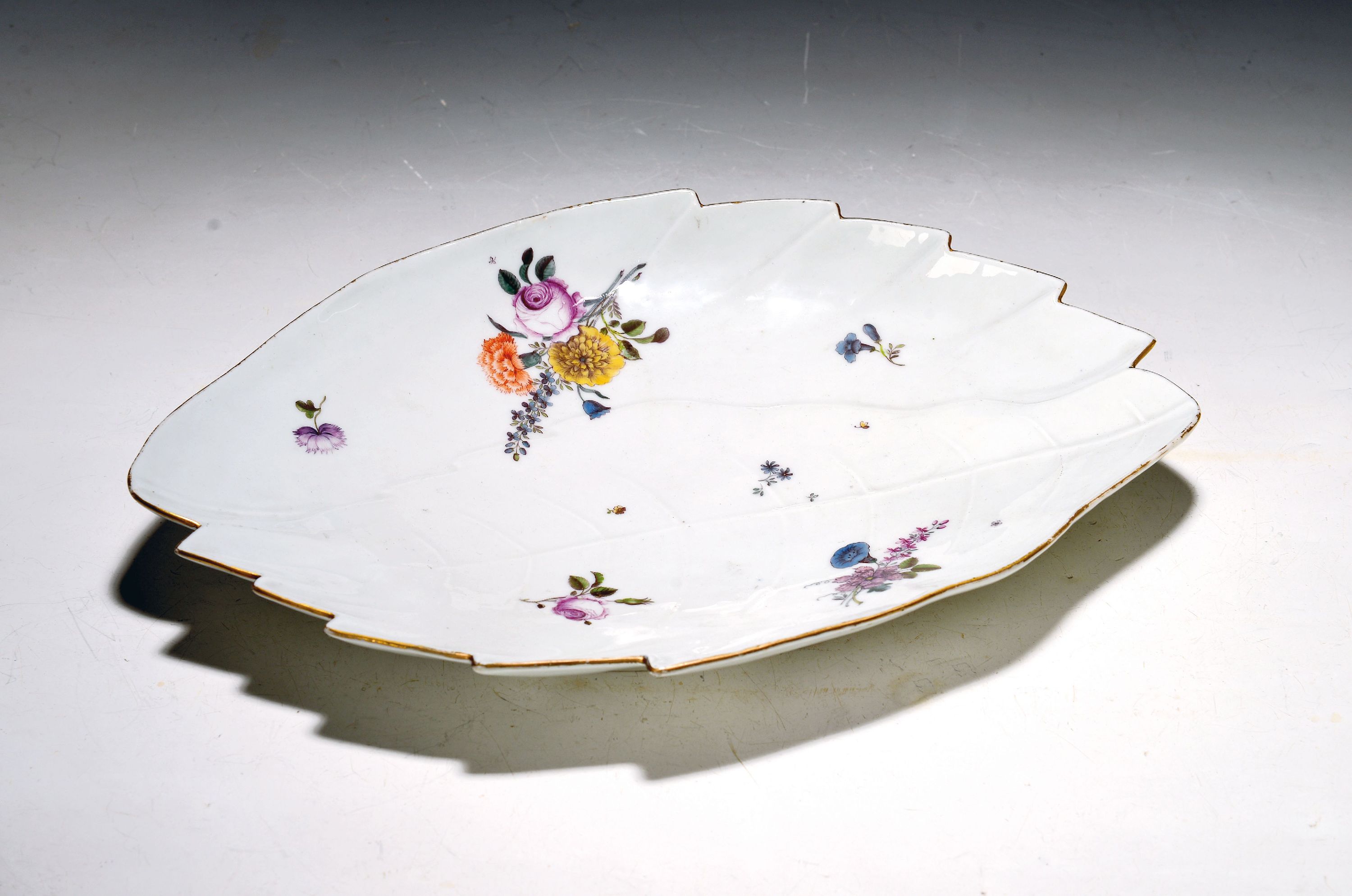 Image 27043833 - Große Blattschale, Meissen, um 1750, Porzellan, polychrom bemalt, Entwurf J.J. ...