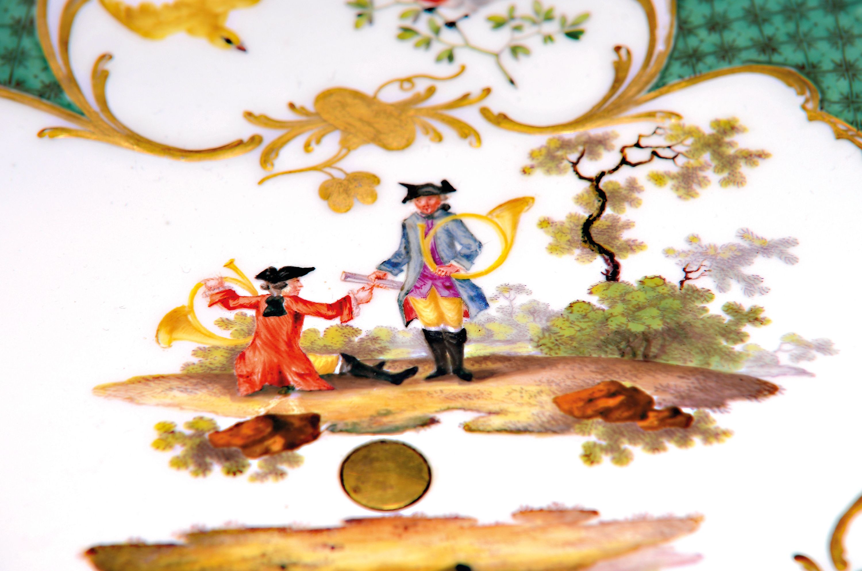 Detail a: Seltener Tafelaufsatz, Platte mit Fuß, Meissen, um 1765, Porzellan, grüner Dekor, in gold gefassten Reserven, Vögel, Obst und Blumenmalerei, ...