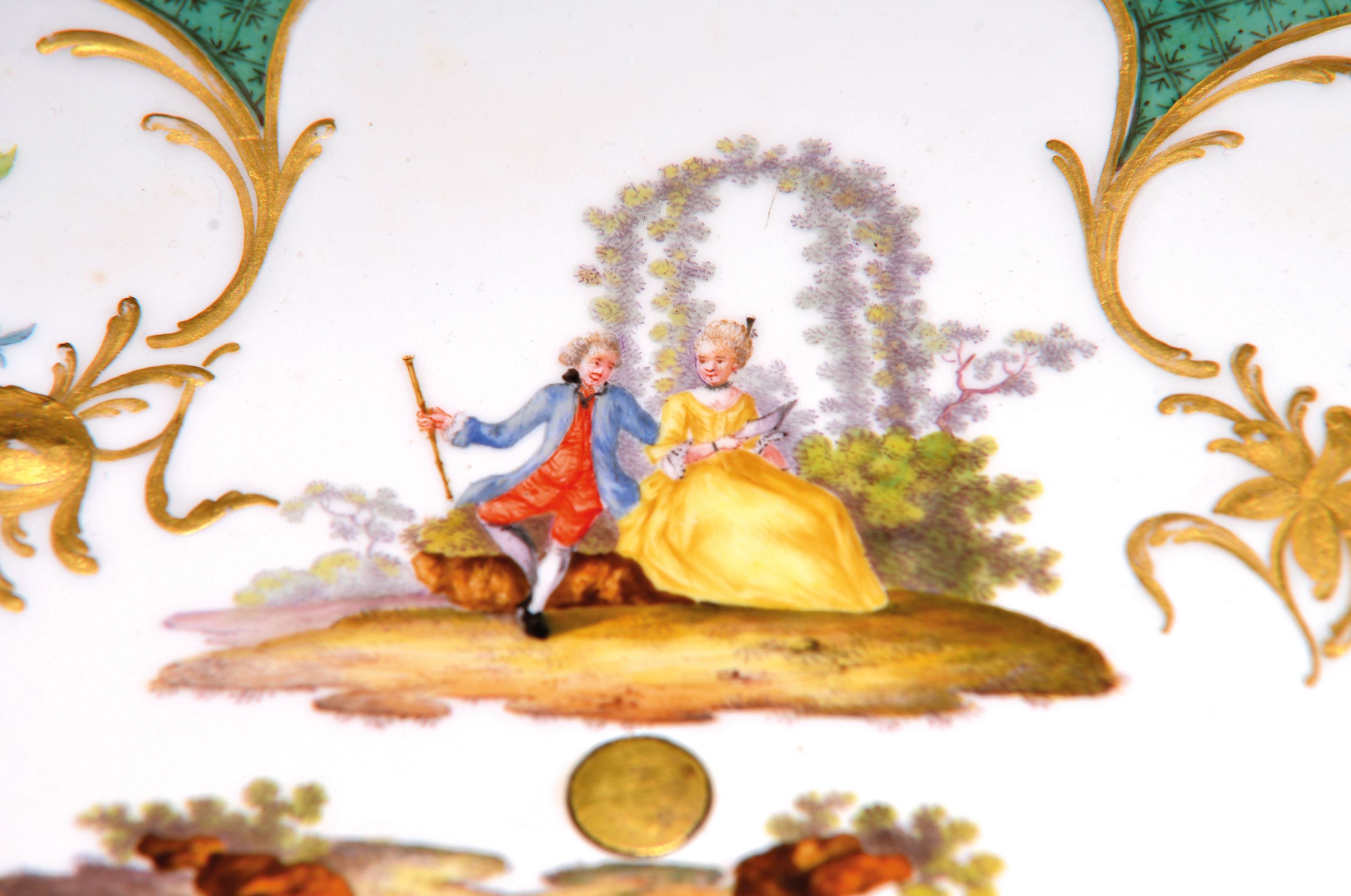 Detail b: Seltener Tafelaufsatz, Platte mit Fuß, Meissen, um 1765, Porzellan, grüner Dekor, in gold gefassten Reserven, Vögel, Obst und Blumenmalerei, ...
