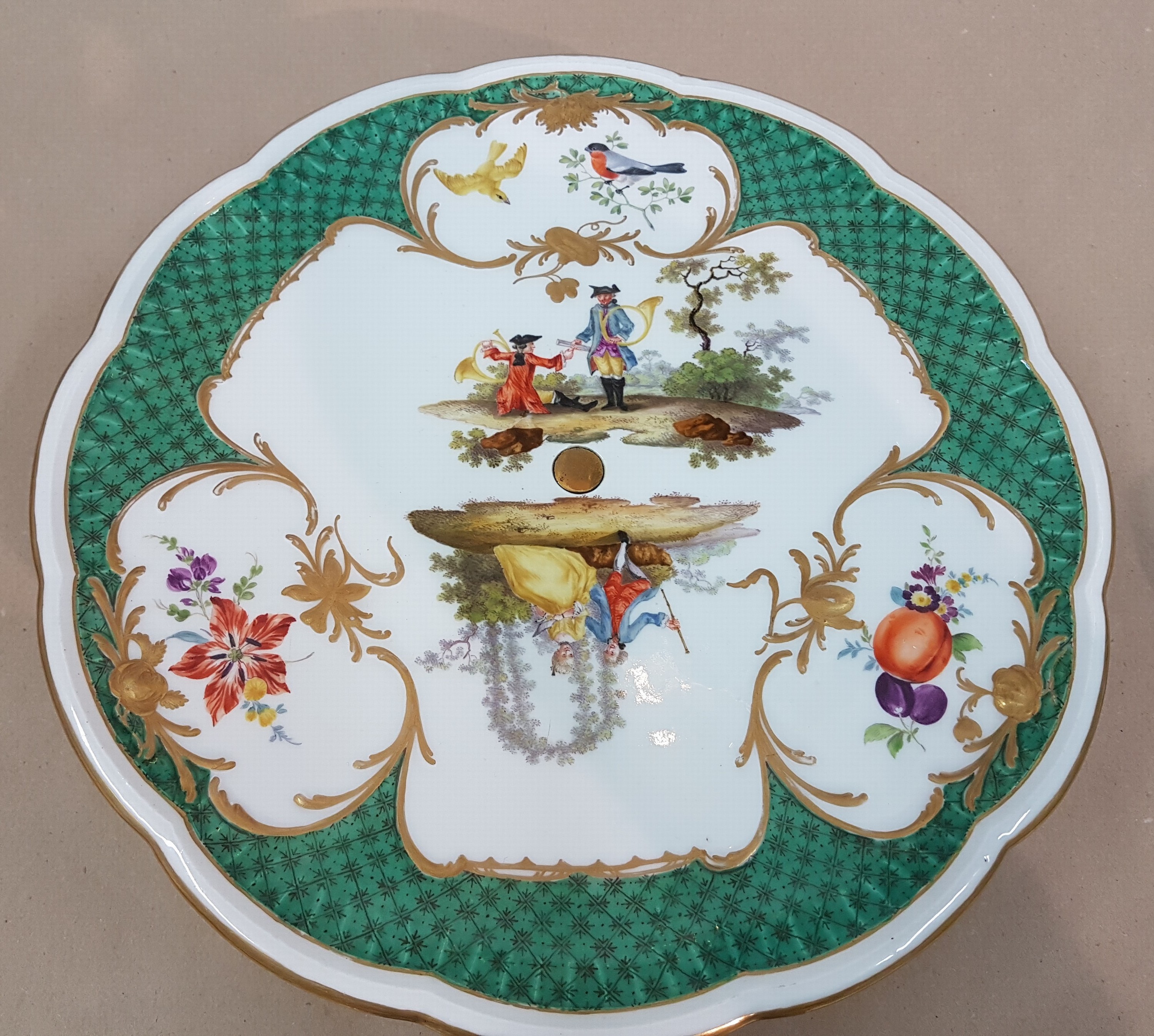 Detail c: Seltener Tafelaufsatz, Platte mit Fuß, Meissen, um 1765, Porzellan, grüner Dekor, in gold gefassten Reserven, Vögel, Obst und Blumenmalerei, ...