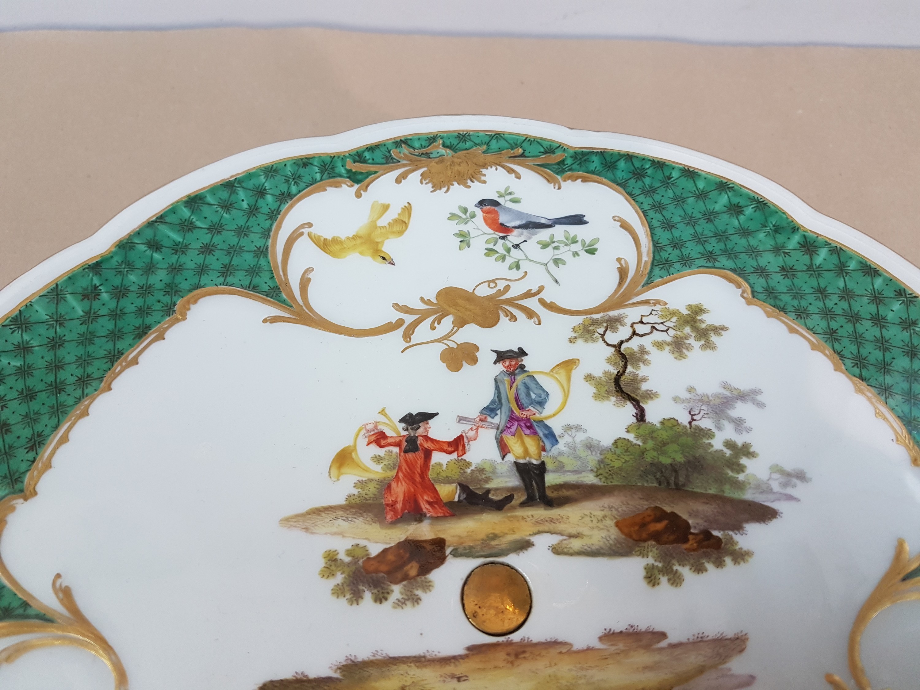 Detail d: Seltener Tafelaufsatz, Platte mit Fuß, Meissen, um 1765, Porzellan, grüner Dekor, in gold gefassten Reserven, Vögel, Obst und Blumenmalerei, ...