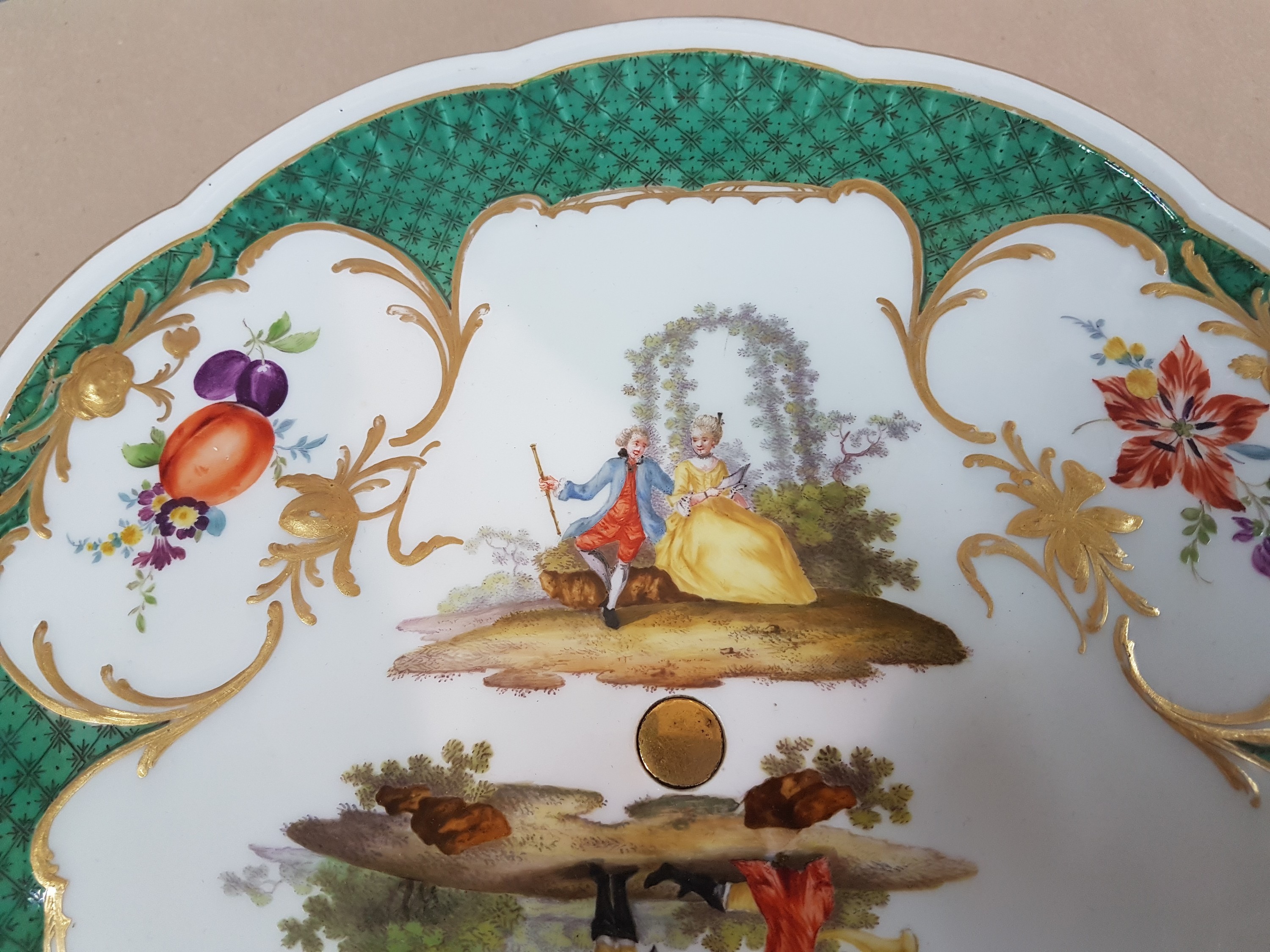 Detail e: Seltener Tafelaufsatz, Platte mit Fuß, Meissen, um 1765, Porzellan, grüner Dekor, in gold gefassten Reserven, Vögel, Obst und Blumenmalerei, ...