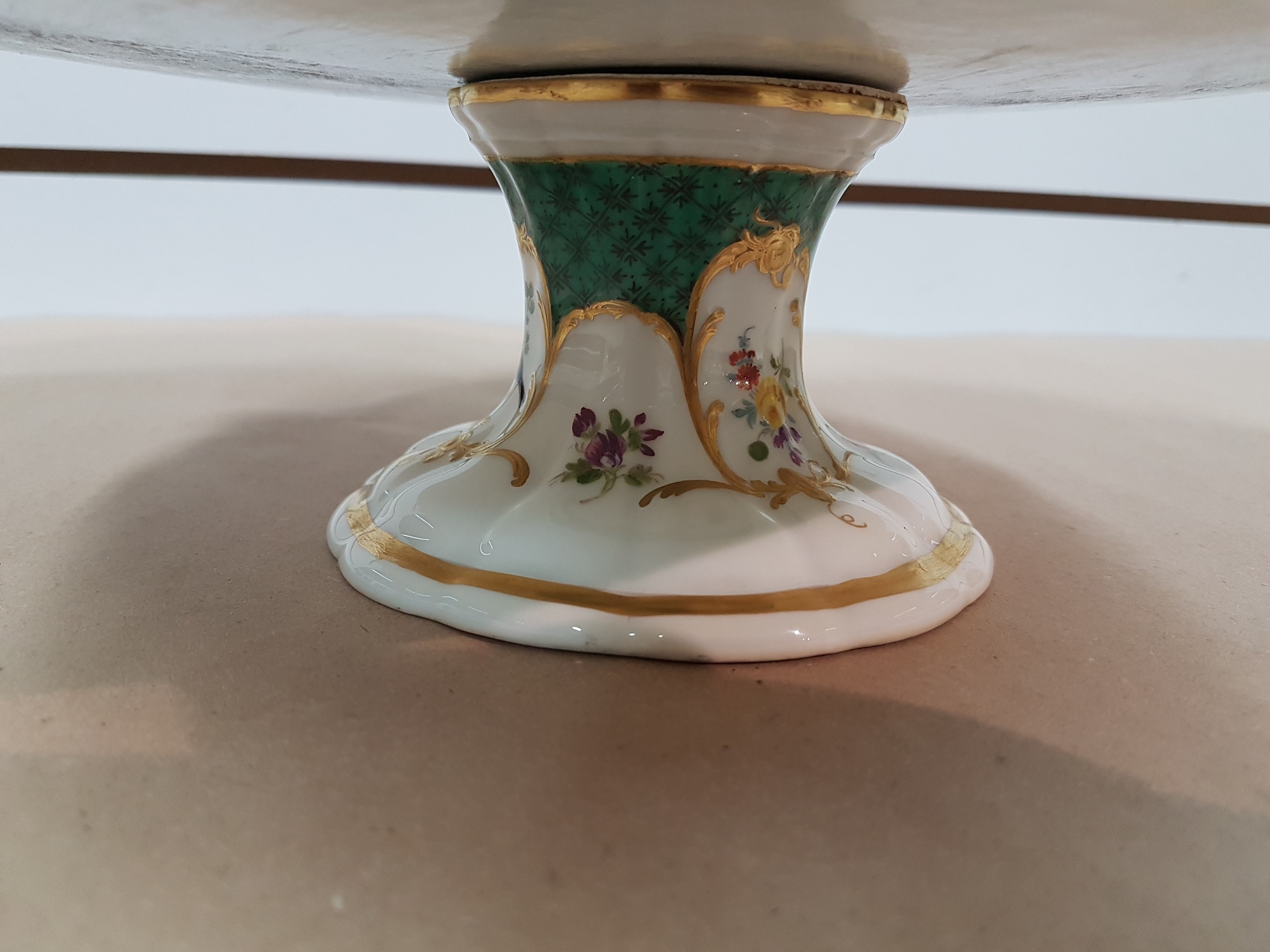 Detail f: Seltener Tafelaufsatz, Platte mit Fuß, Meissen, um 1765, Porzellan, grüner Dekor, in gold gefassten Reserven, Vögel, Obst und Blumenmalerei, ...