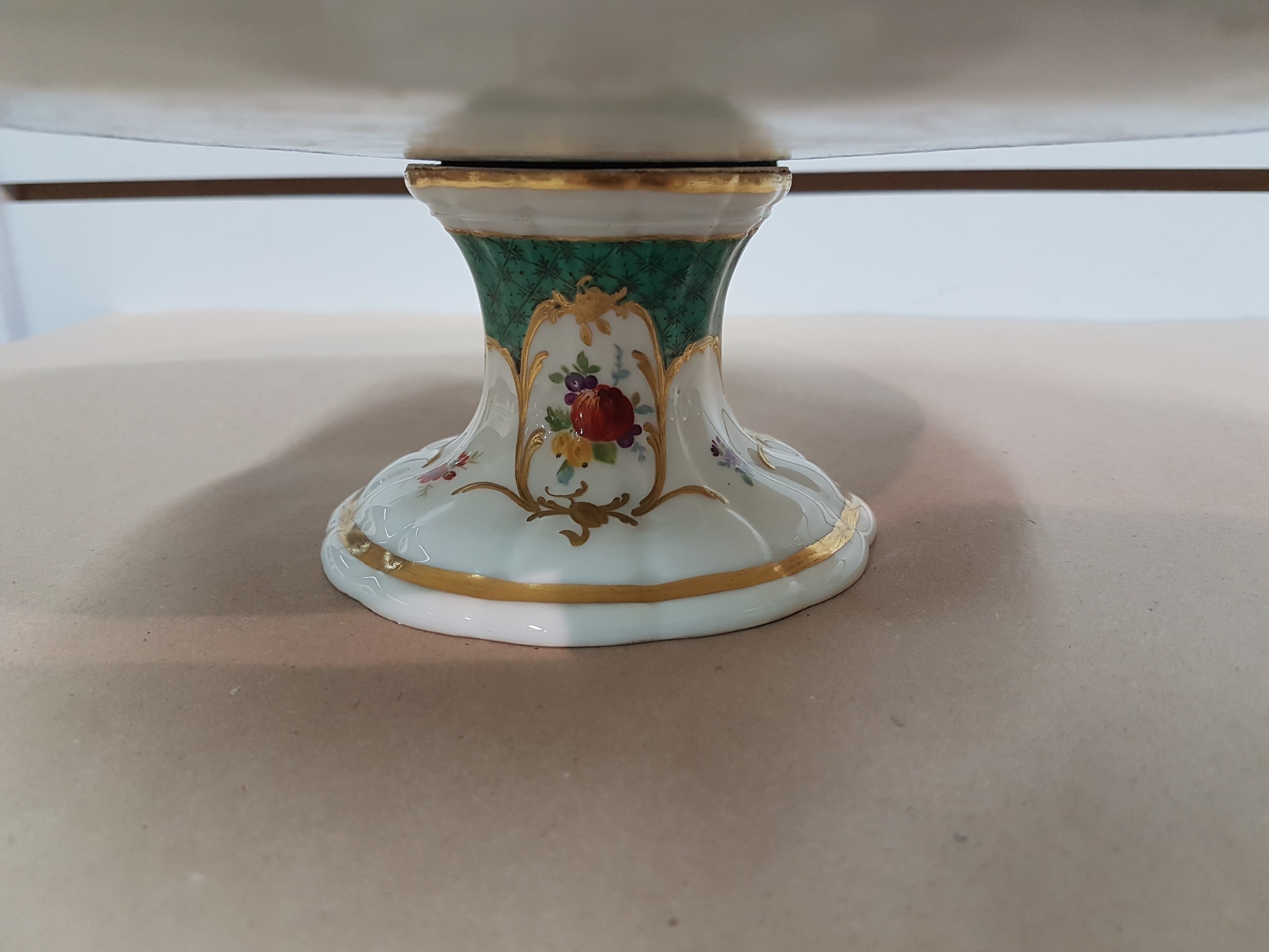 Detail g: Seltener Tafelaufsatz, Platte mit Fuß, Meissen, um 1765, Porzellan, grüner Dekor, in gold gefassten Reserven, Vögel, Obst und Blumenmalerei, ...