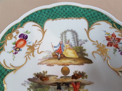 27043887e - Seltener Tafelaufsatz, Platte mit Fuß, Meissen, um 1765, Porzellan, grüner Dekor, in ...