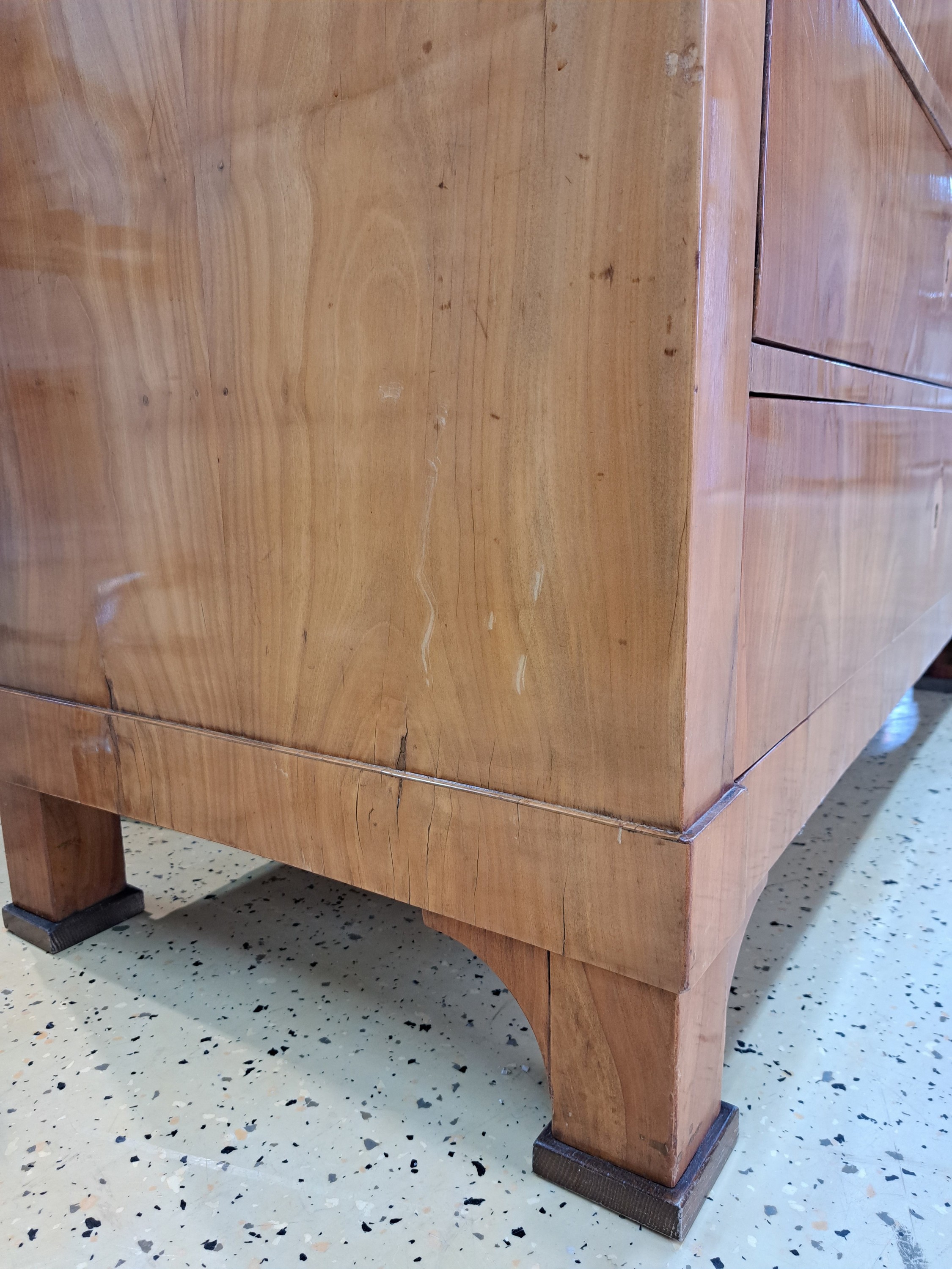 Detail h: Biedermeier-Kommode, um 1820, Kirschbaumfurnier, 3 Schubladen, Pfostenfüsse in schwarz abgesetzt, mit zurückgesetztem Segmentbogen, Schublade mit ...