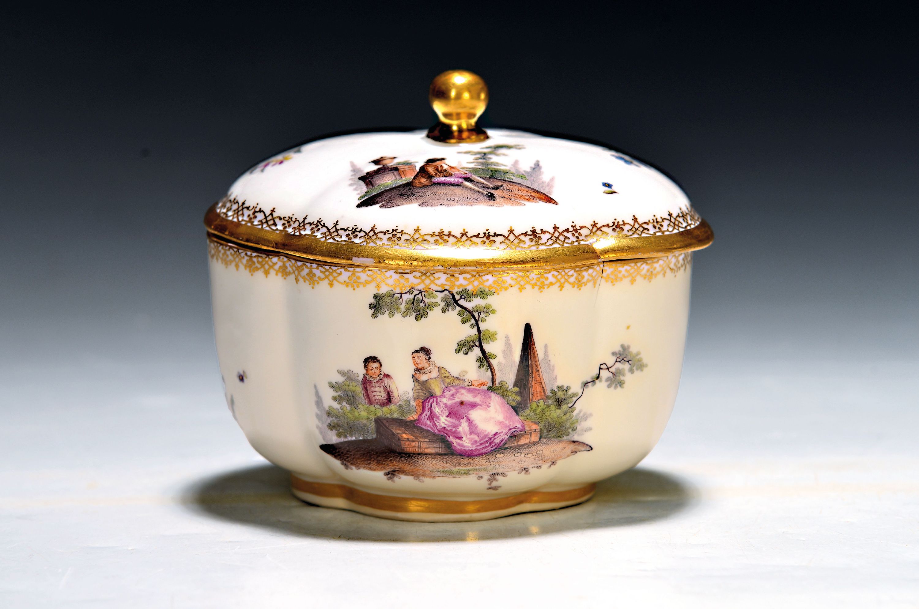 Image 27043973 - Deckeldose, Meissen, um 1750, Porzellan, beidseitig mit galanten Szenen bemalt, auf dem ...