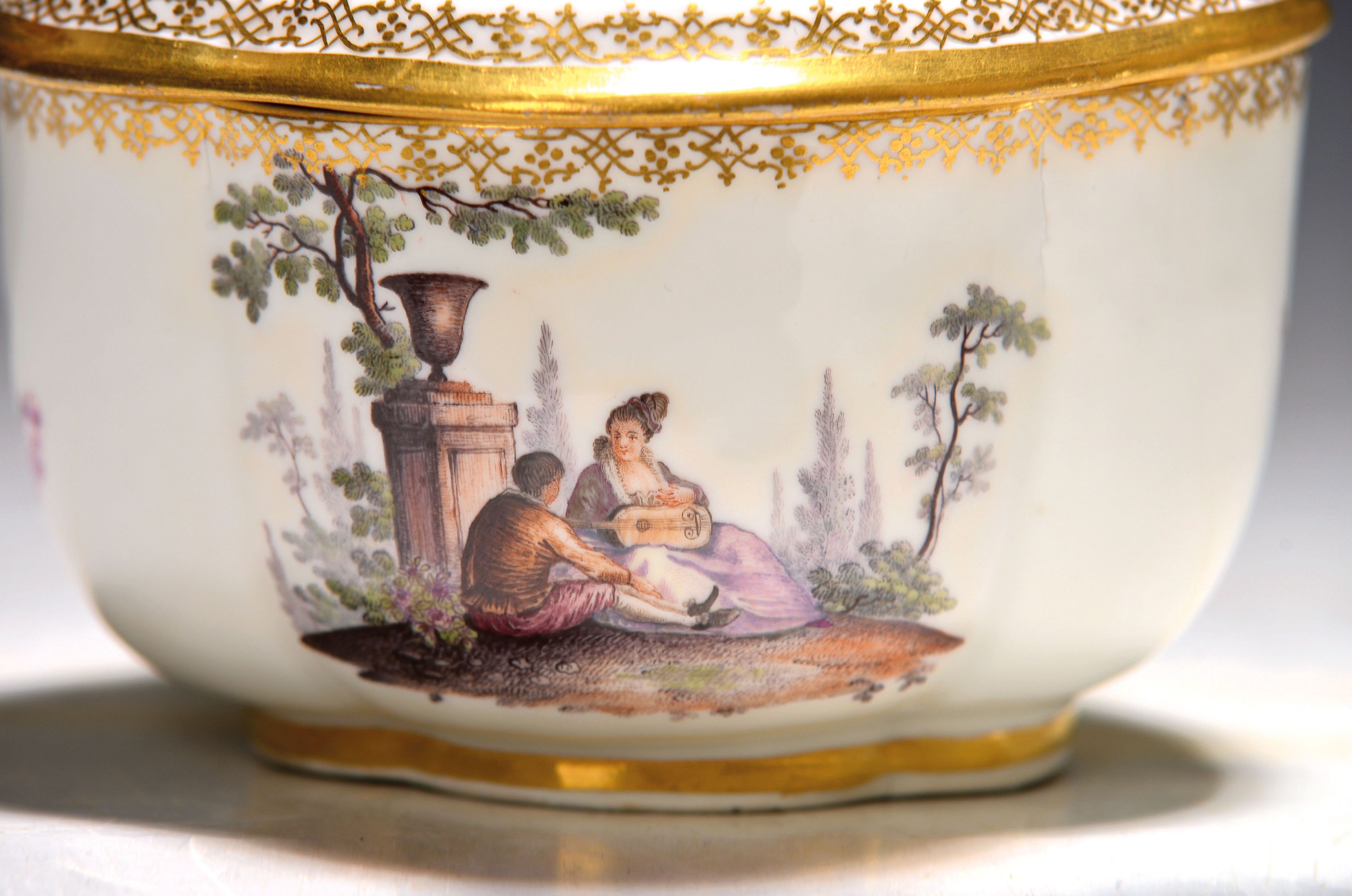 Detail a: Deckeldose, Meissen, um 1750, Porzellan, beidseitig mit galanten Szenen bemalt, auf dem Deckel Kavalier und Dame, reicher Goldspitzendekor, leicht ...