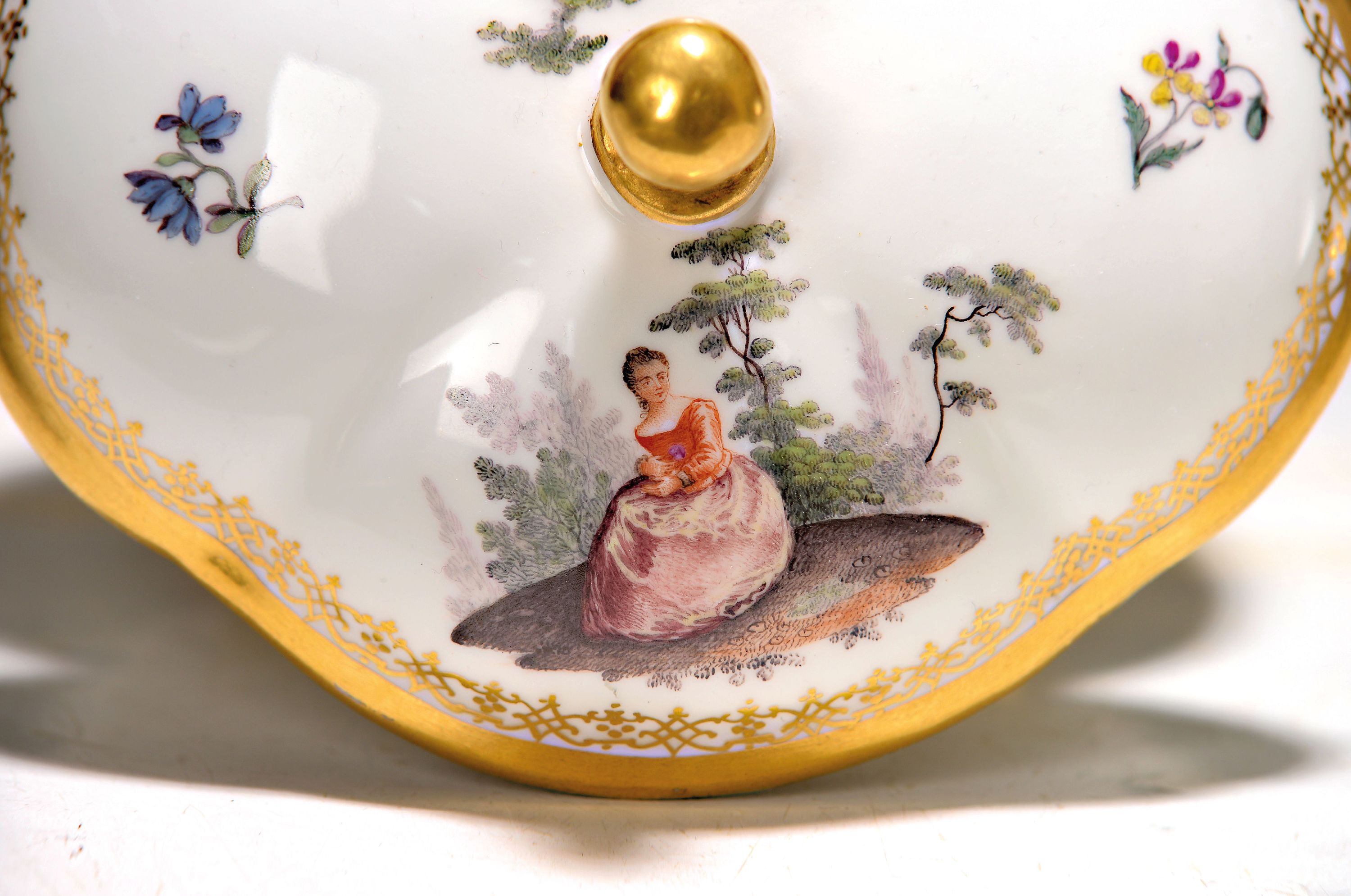 Detail c: Deckeldose, Meissen, um 1750, Porzellan, beidseitig mit galanten Szenen bemalt, auf dem Deckel Kavalier und Dame, reicher Goldspitzendekor, leicht ...