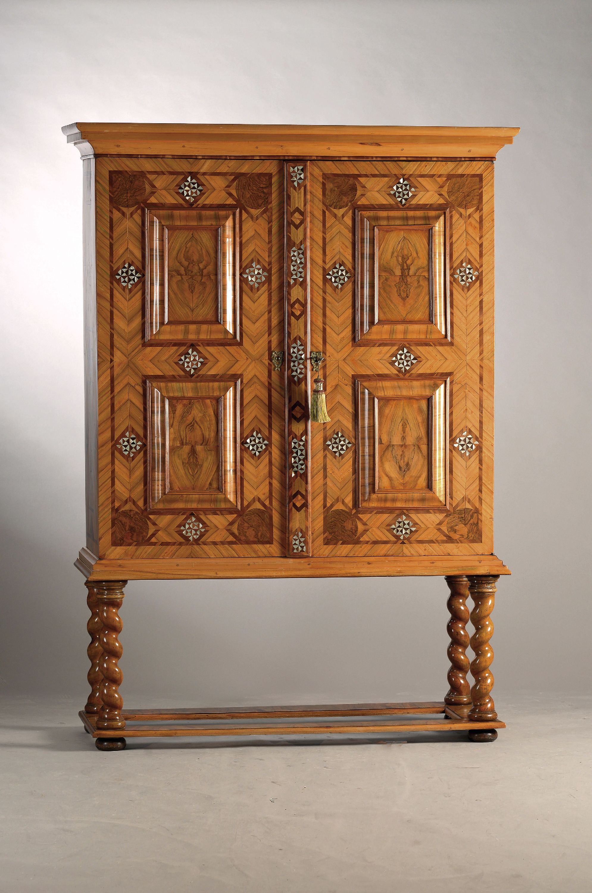 Image 27043974 - Kabinettschrank/Stollenschrank, wohl Braunschweig, um 1800, Furnierarbeit in Nussbaum ...