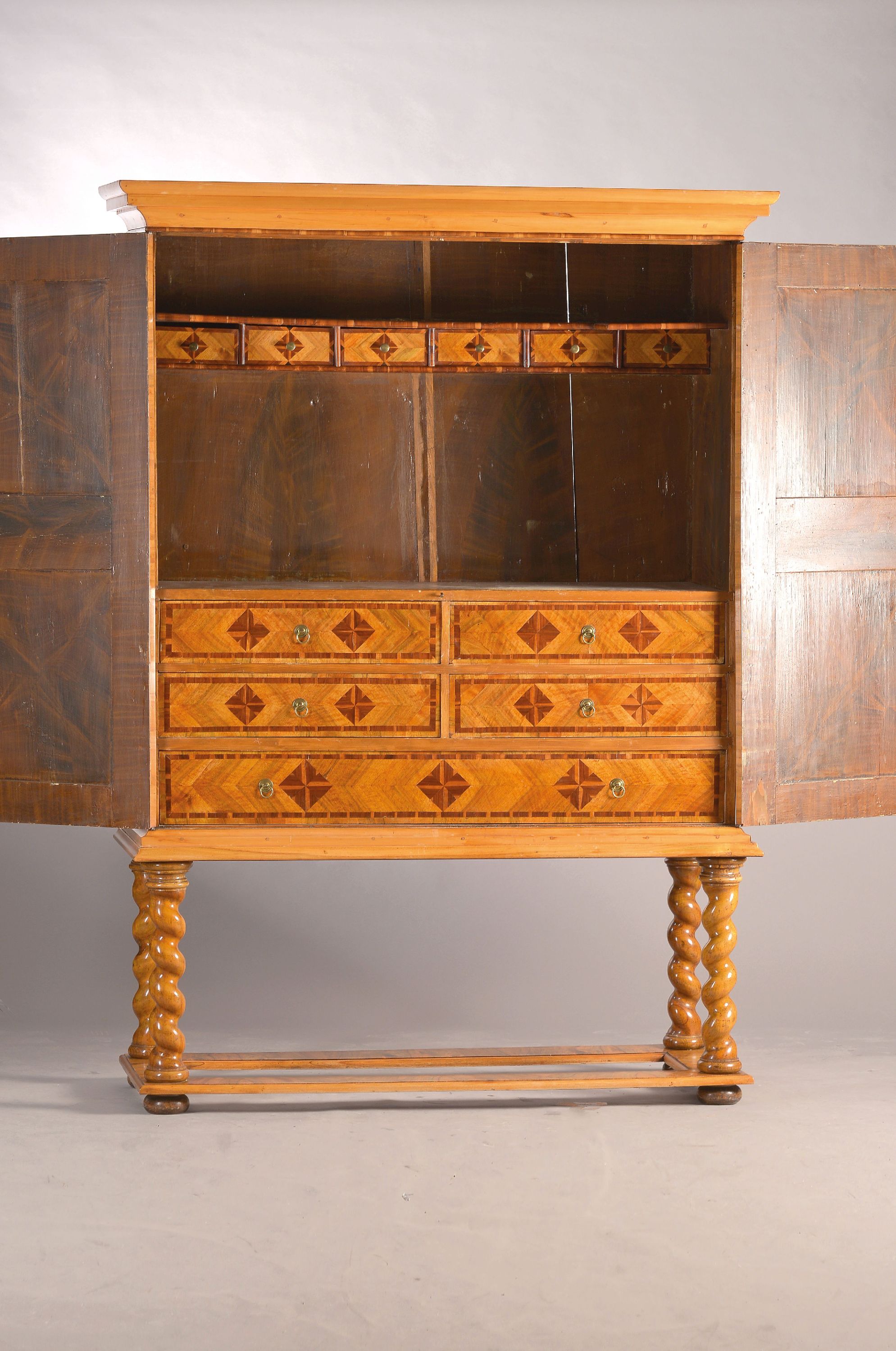 Detail a: Kabinettschrank/Stollenschrank, wohl Braunschweig, 1.H 18.Jh., Furnierarbeit in Nussbaum und Pflaumenintarsien, zweitürig mit Kissenfüllungen, mit ...