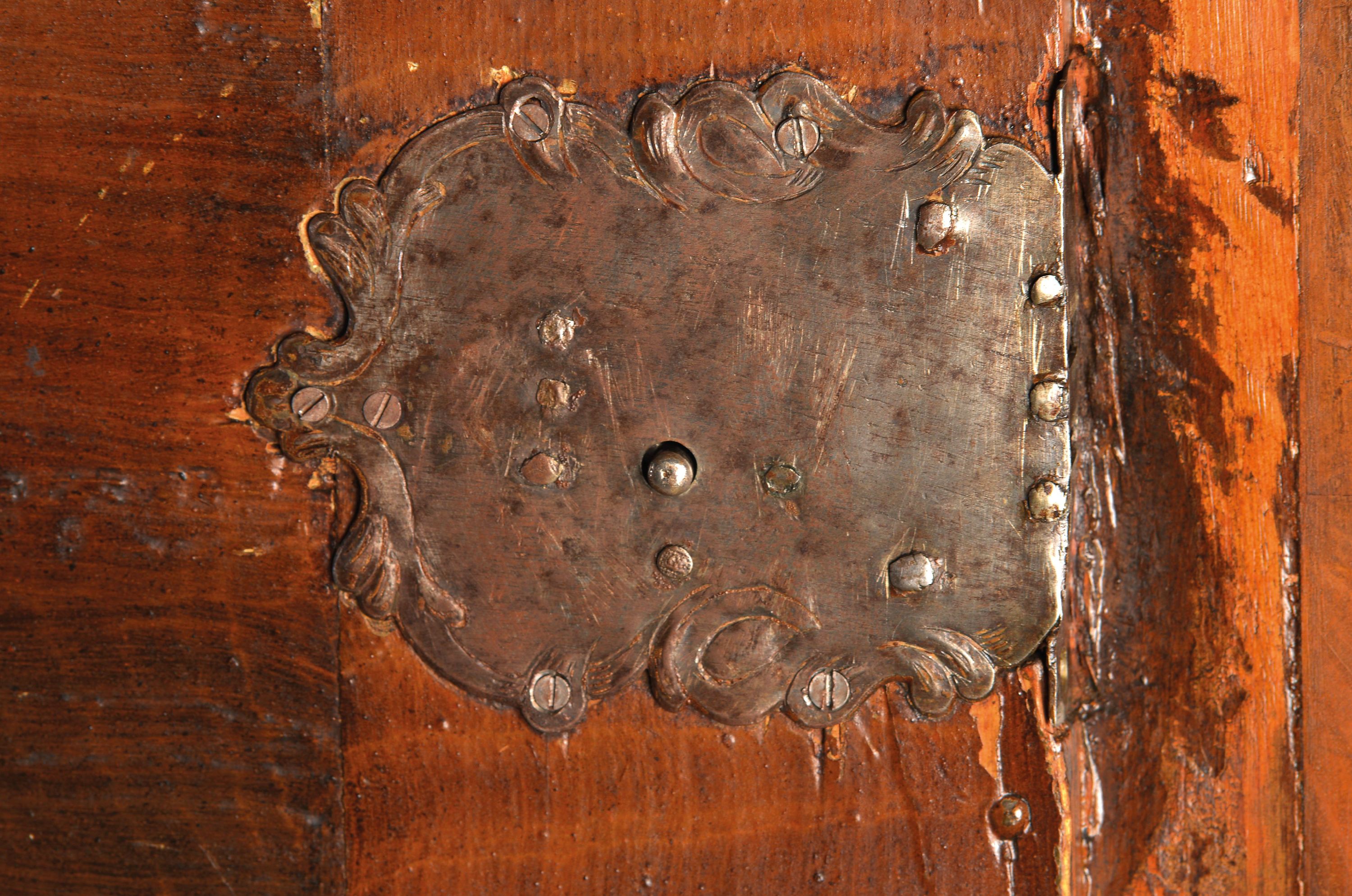 Detail b: Kabinettschrank/Stollenschrank, wohl Braunschweig, 1.H 18.Jh., Furnierarbeit in Nussbaum und Pflaumenintarsien, zweitürig mit Kissenfüllungen, mit ...