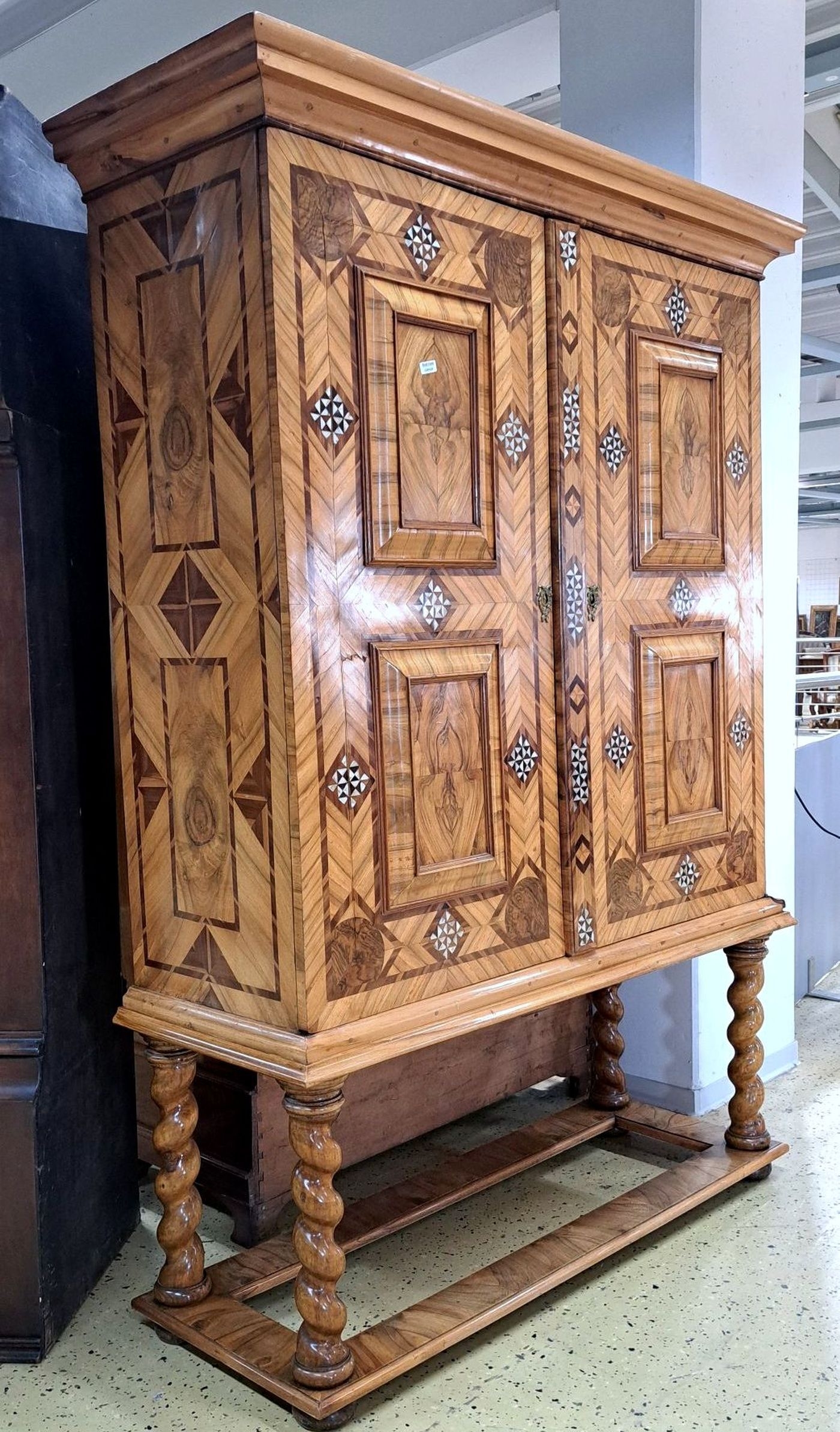 Detail c: Kabinettschrank/Stollenschrank, wohl Braunschweig, 1.H 18.Jh., Furnierarbeit in Nussbaum und Pflaumenintarsien, zweitürig mit Kissenfüllungen, mit ...