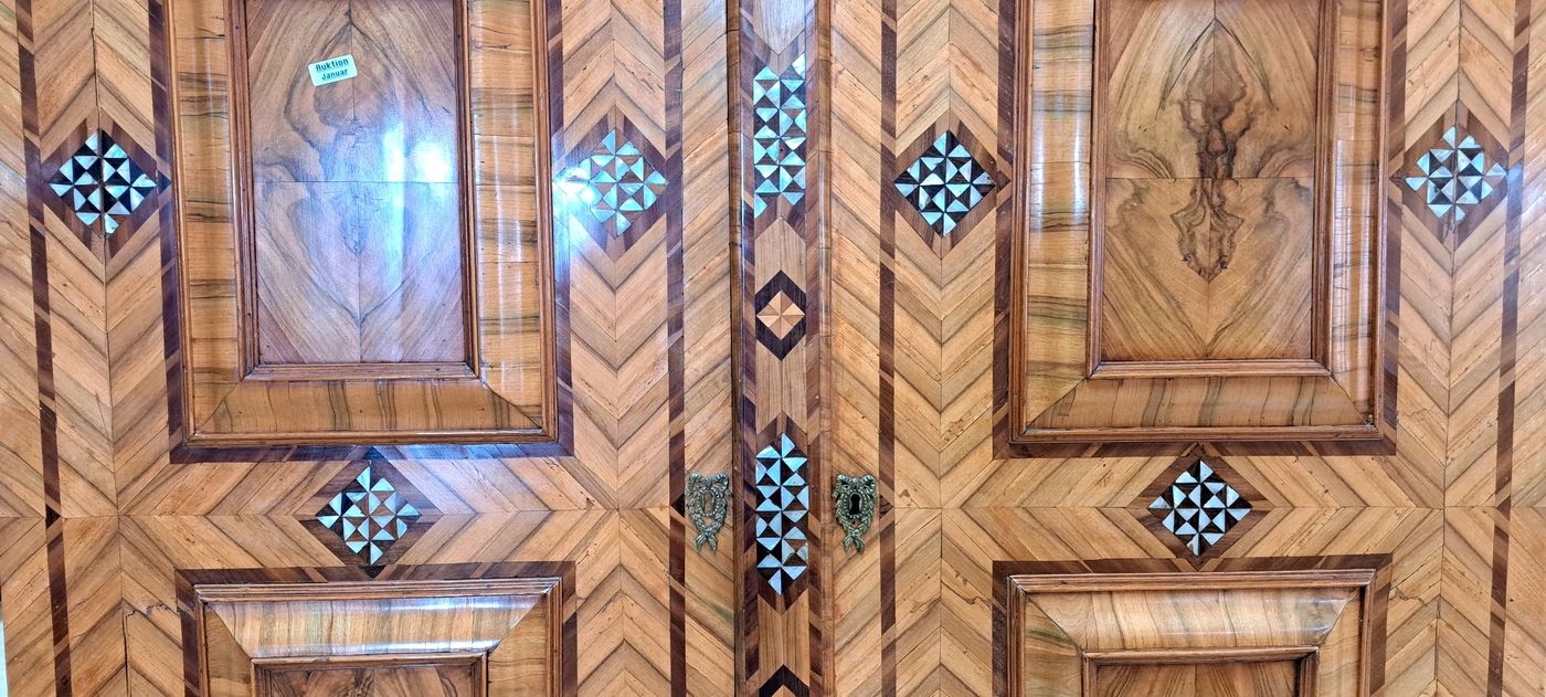 Detail d: Kabinettschrank/Stollenschrank, wohl Braunschweig, 1.H 18.Jh., Furnierarbeit in Nussbaum und Pflaumenintarsien, zweitürig mit Kissenfüllungen, mit ...