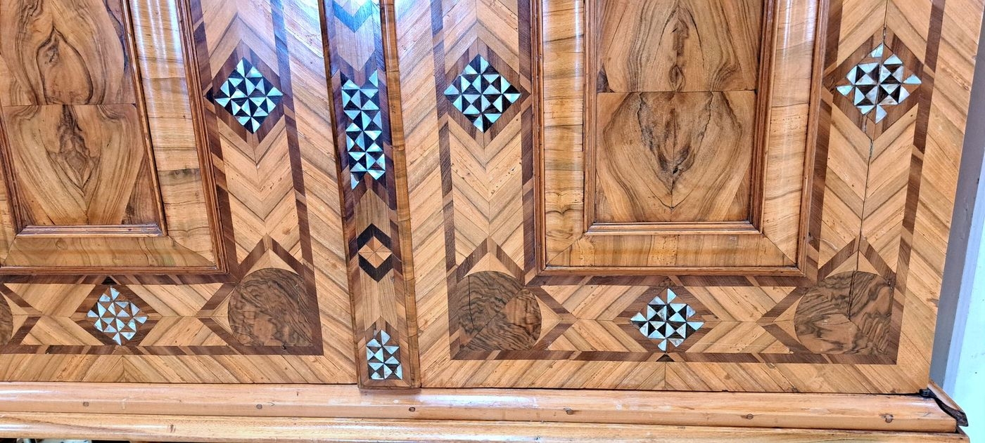 Detail e: Kabinettschrank/Stollenschrank, wohl Braunschweig, 1.H 18.Jh., Furnierarbeit in Nussbaum und Pflaumenintarsien, zweitürig mit Kissenfüllungen, mit ...