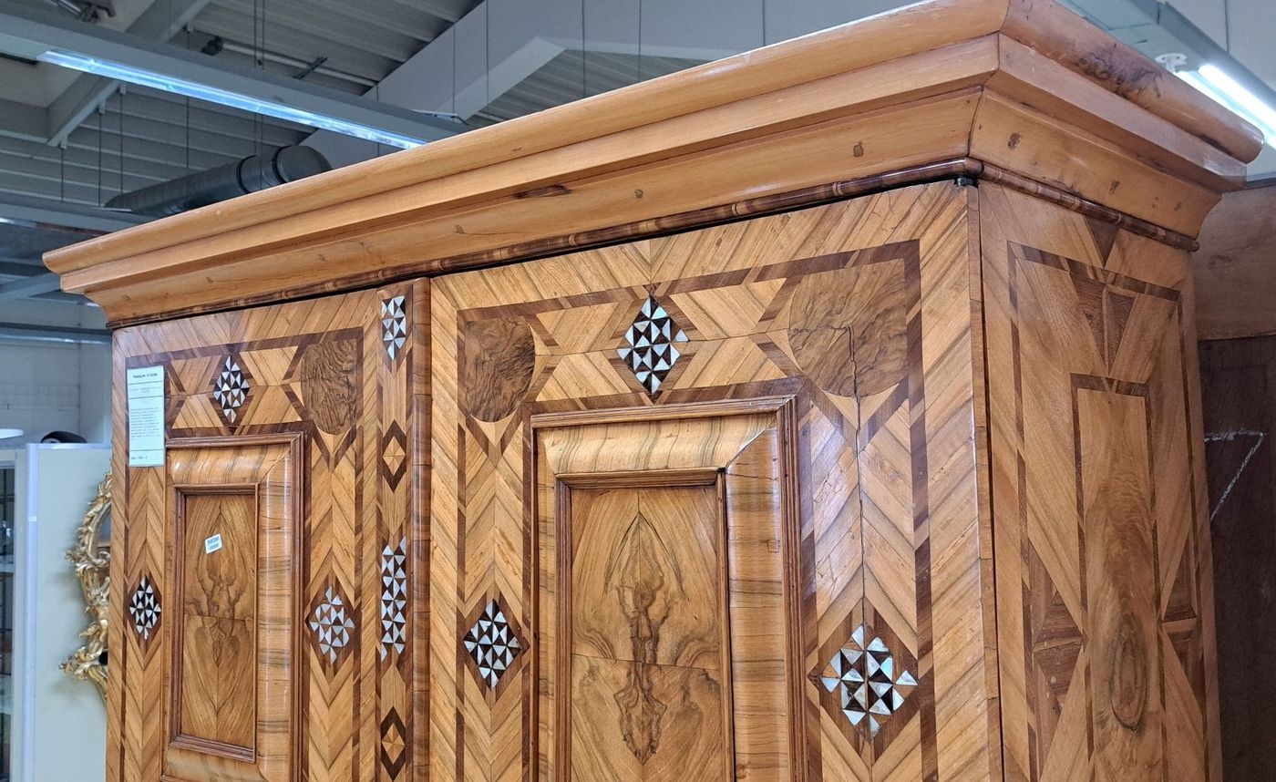 Detail f: Kabinettschrank/Stollenschrank, wohl Braunschweig, 1.H 18.Jh., Furnierarbeit in Nussbaum und Pflaumenintarsien, zweitürig mit Kissenfüllungen, mit ...