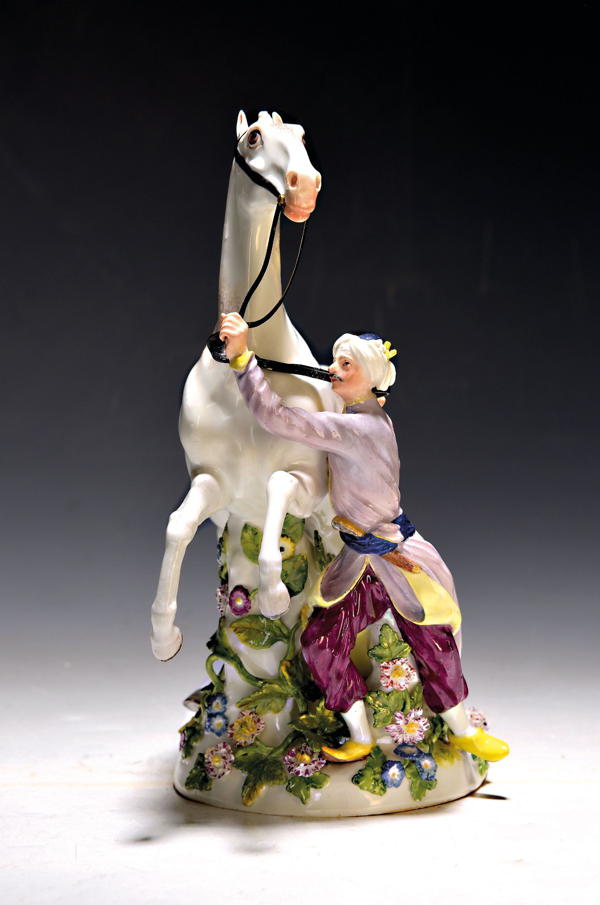 Detail b: Selten früher Pferdebändiger, Meissen, um 1750, Porzellan, Entwurf J.J. Kaendler, Ausformung aus der Zeit, ein Türke hält ein steigendes Pferd an ...