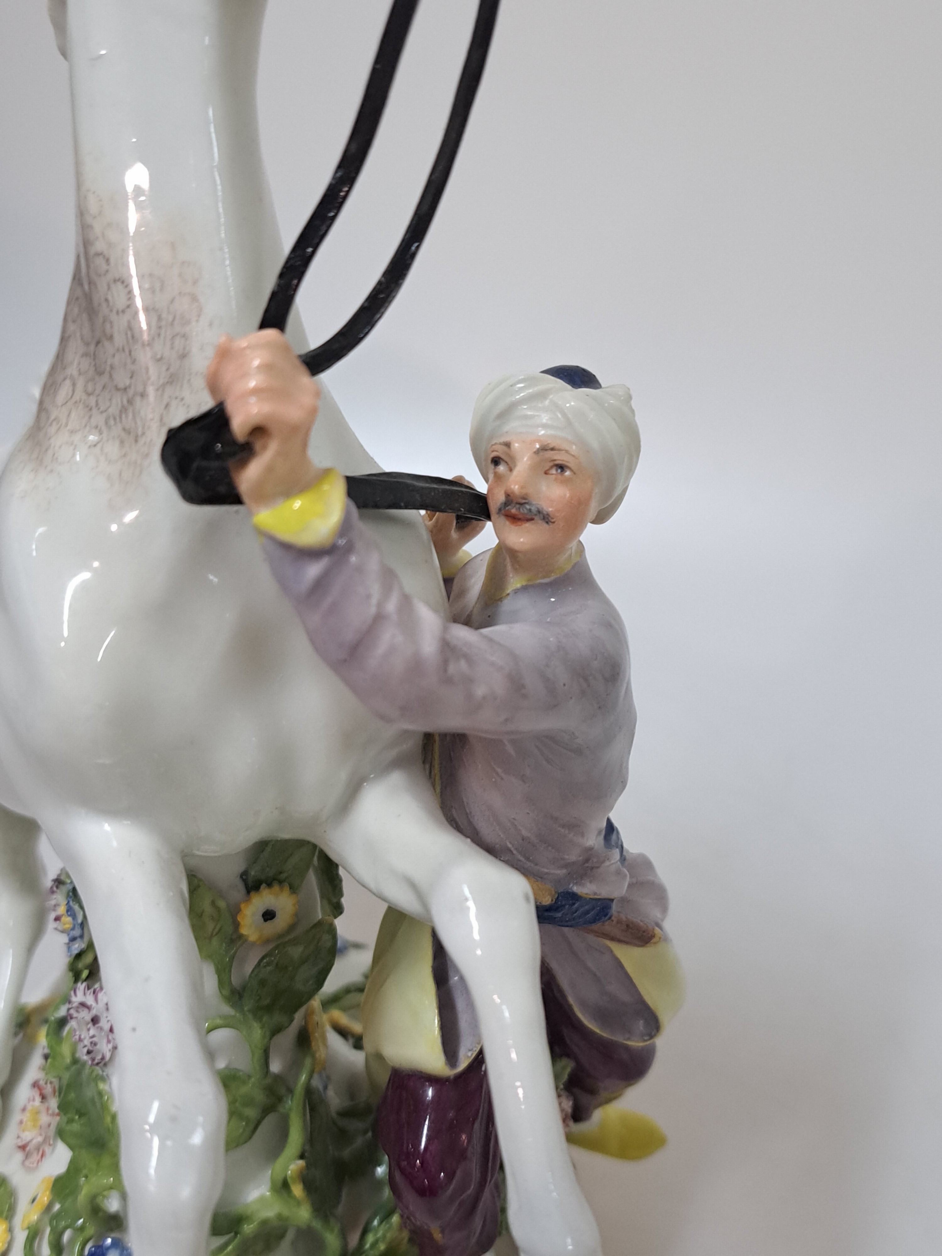 Detail c: Selten früher Pferdebändiger, Meissen, um 1750, Porzellan, Entwurf J.J. Kaendler, Ausformung aus der Zeit, ein Türke hält ein steigendes Pferd an ...