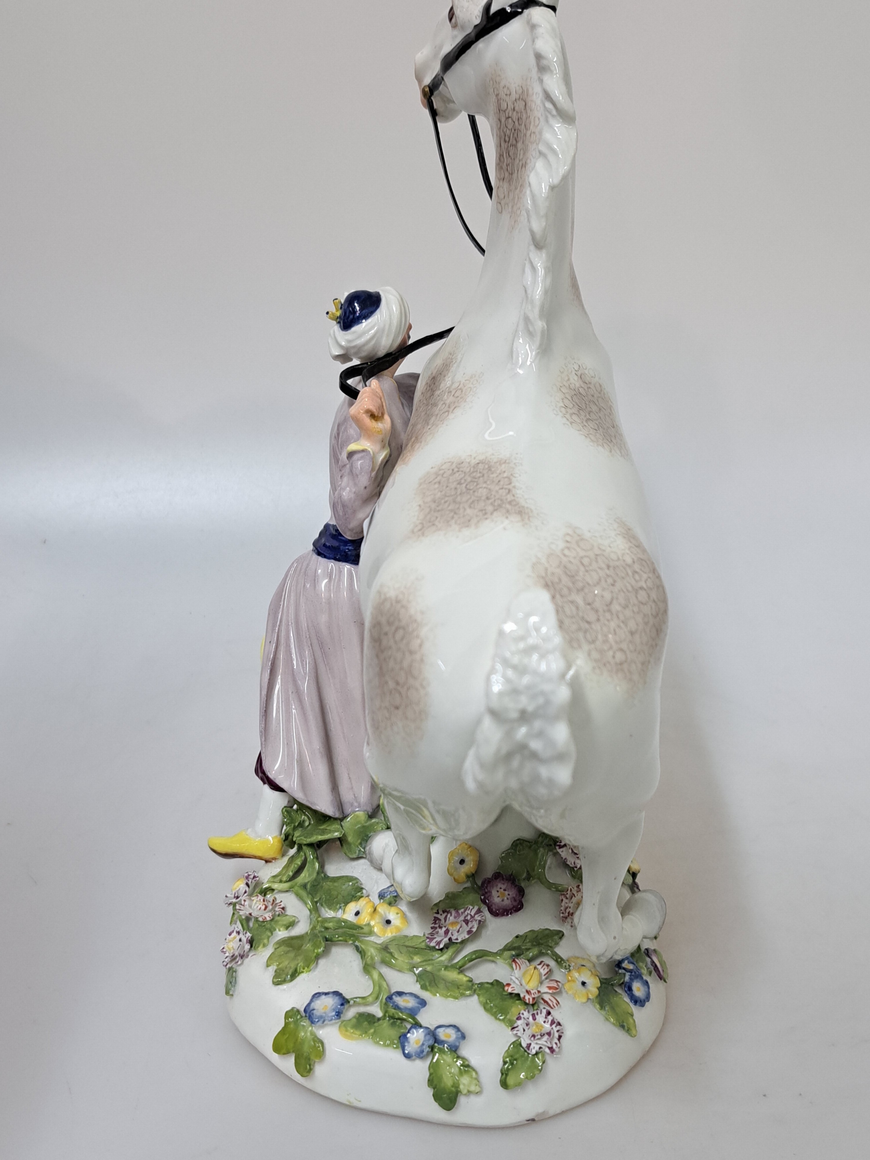 Detail g: Selten früher Pferdebändiger, Meissen, um 1750, Porzellan, Entwurf J.J. Kaendler, Ausformung aus der Zeit, ein Türke hält ein steigendes Pferd an ...