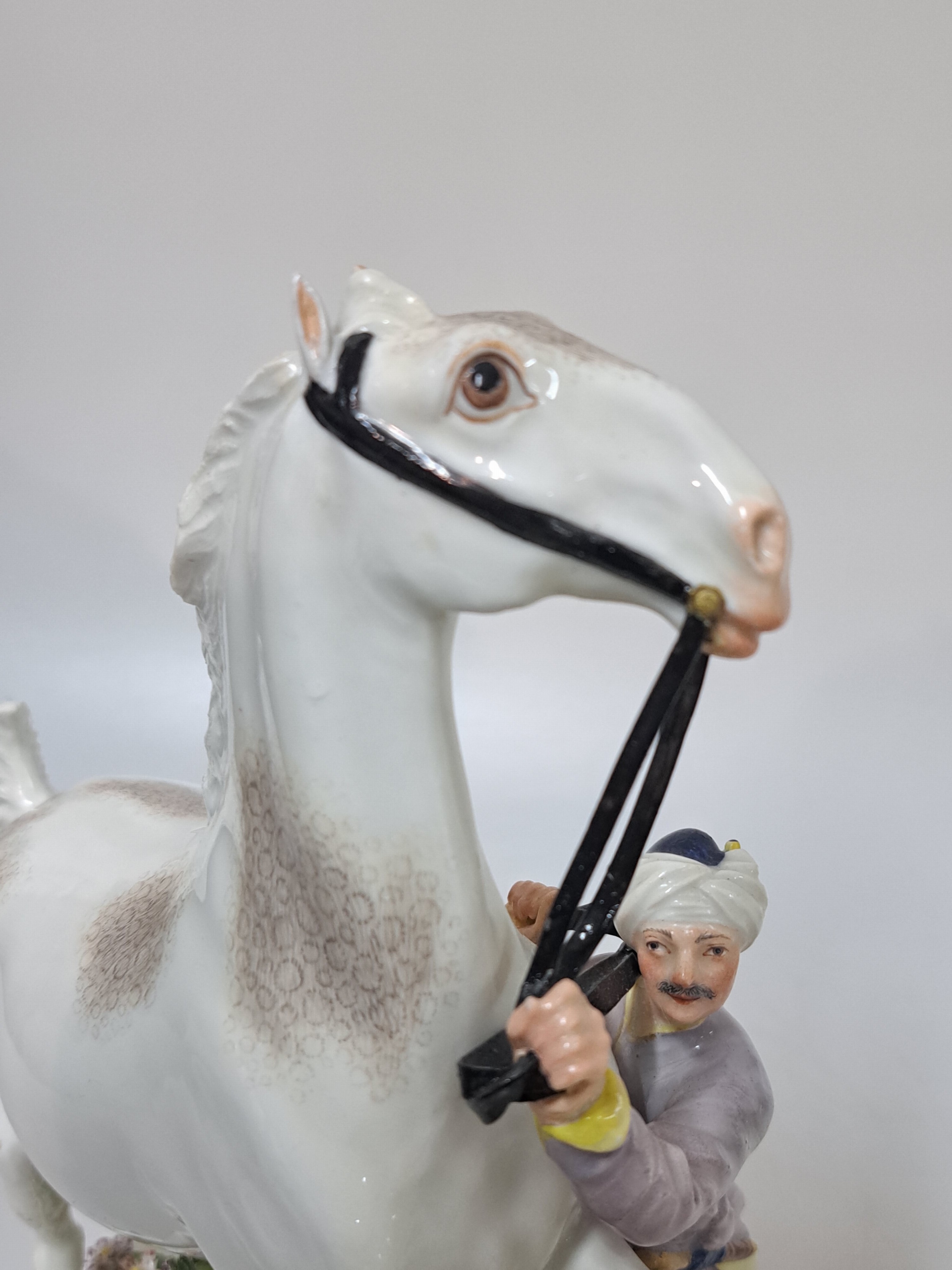 Detail h: Selten früher Pferdebändiger, Meissen, um 1750, Porzellan, Entwurf J.J. Kaendler, Ausformung aus der Zeit, ein Türke hält ein steigendes Pferd an ...