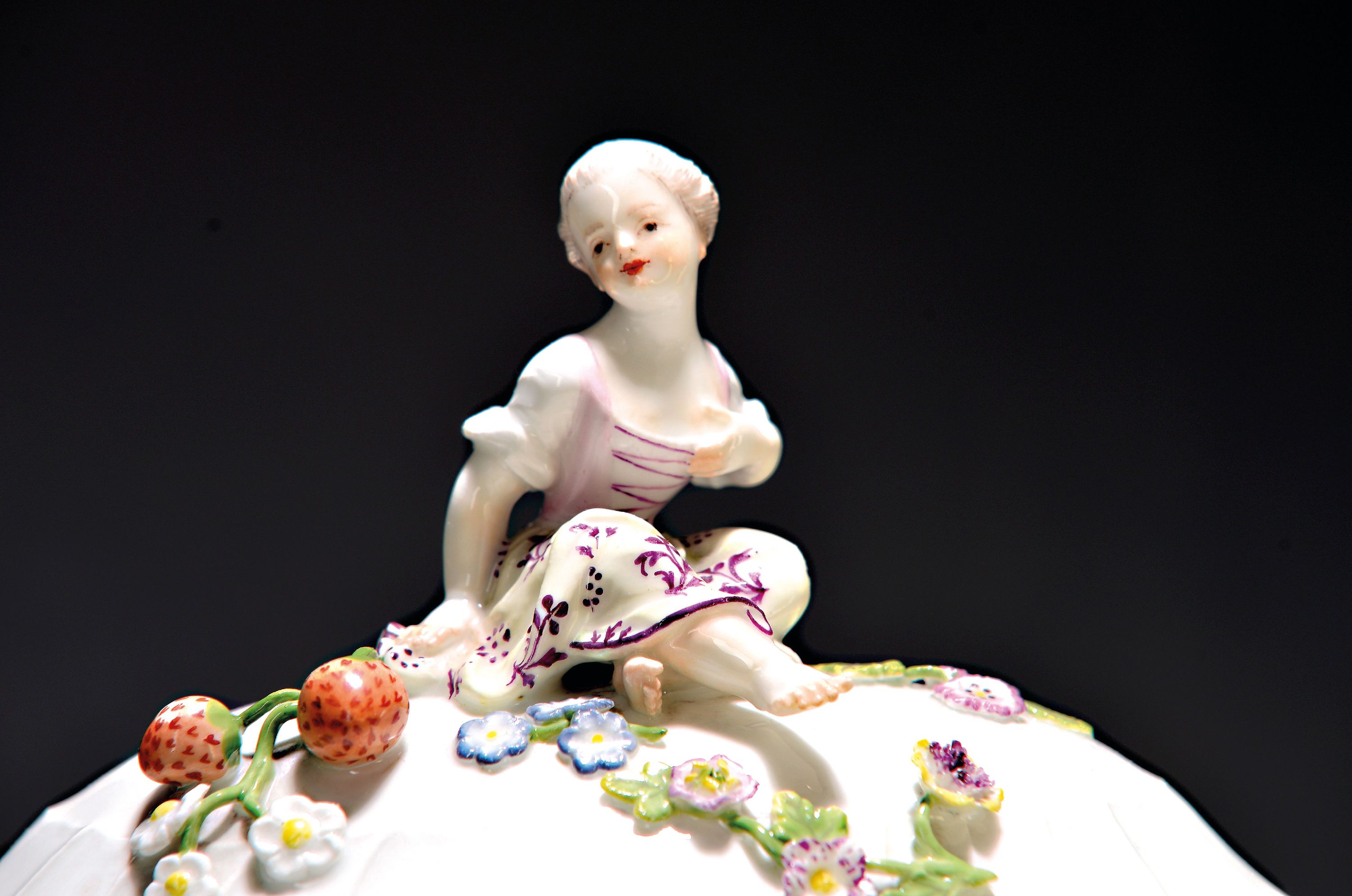 Detail a: Große Deckelterrine mit Presentoire, Meissen, um 1750, Porzellan, Relief Neu-Ozier, Blumengebinde und gestreute Blumen, Deckelbekrönung in Form ...