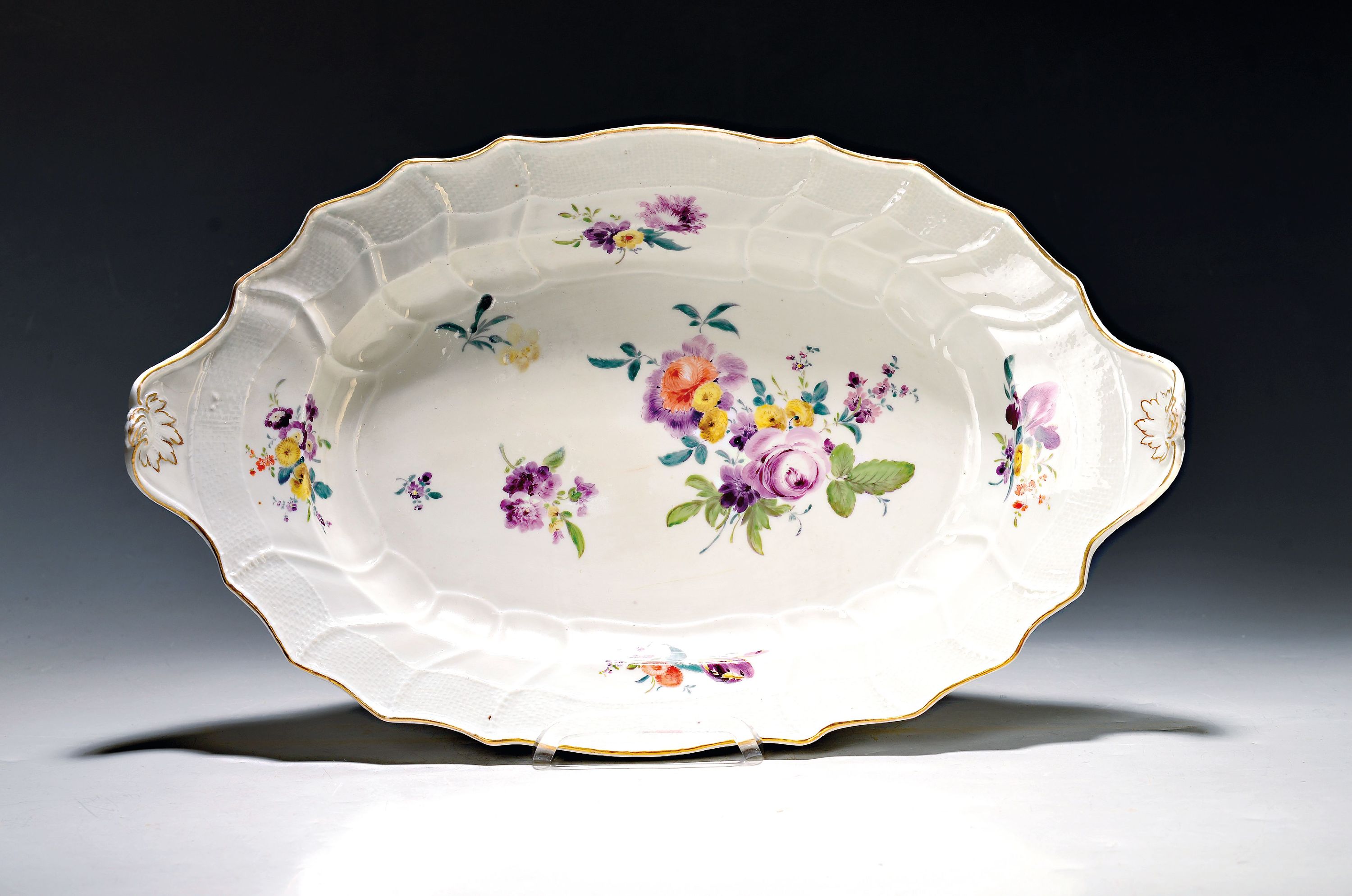 Detail b: Große Deckelterrine mit Presentoire, Meissen, um 1750, Porzellan, Relief Neu-Ozier, Blumengebinde und gestreute Blumen, Deckelbekrönung in Form ...
