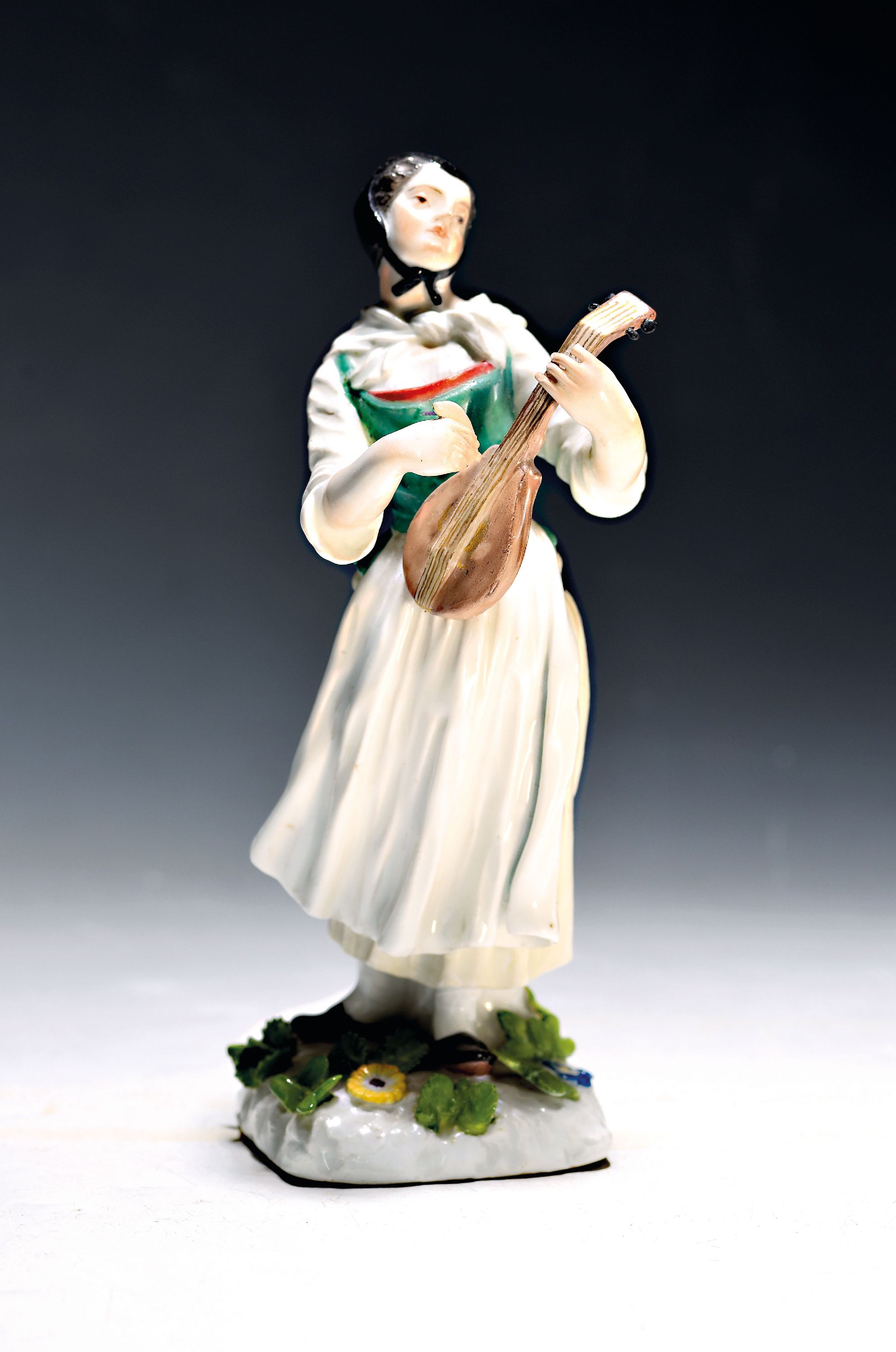 Image 27043990 - Porcelain figurine, farmer´s wife with mandolin, Meissen, around 1750, flat base ...