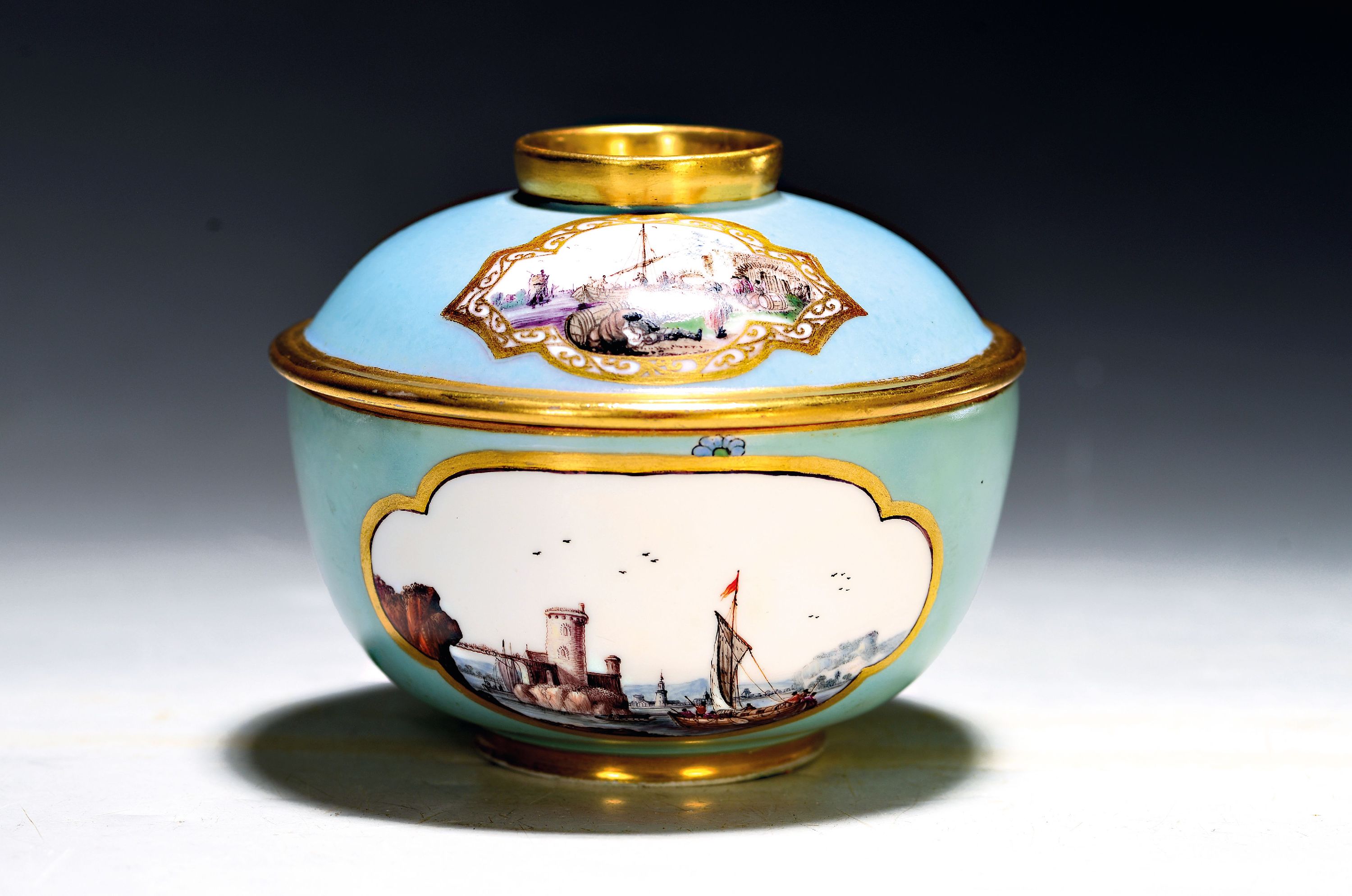 Image 27043993 - Deckeldose, Meissen, um 1740, Porzellan, türkisfarbener Fond, in Reserven feine ...