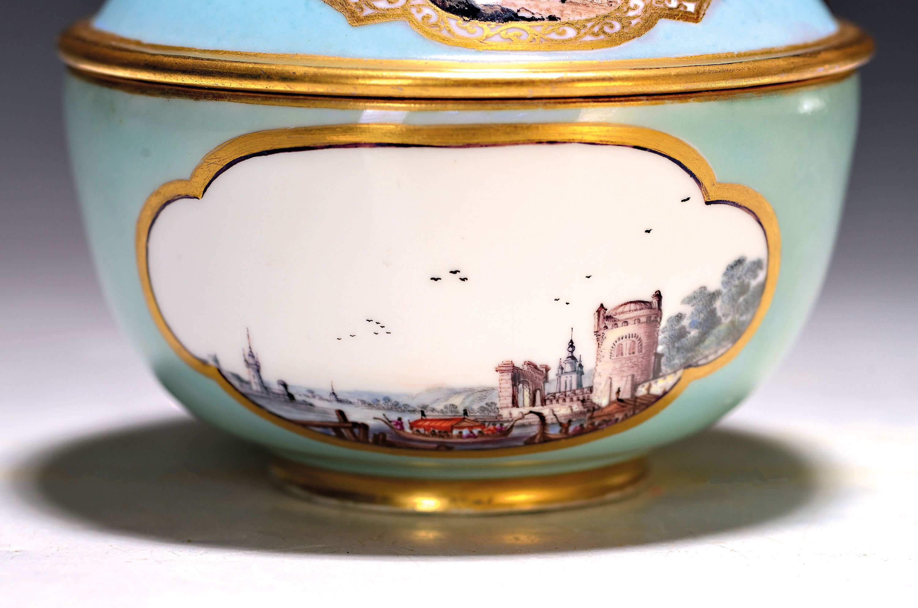 Detail a: Deckeldose, Meissen, um 1740, Porzellan, türkisfarbener Fond, in Reserven feine Miniaturmalereien, Hafenszenen bzw. Kauffahrteiszenen, vermutlich ...