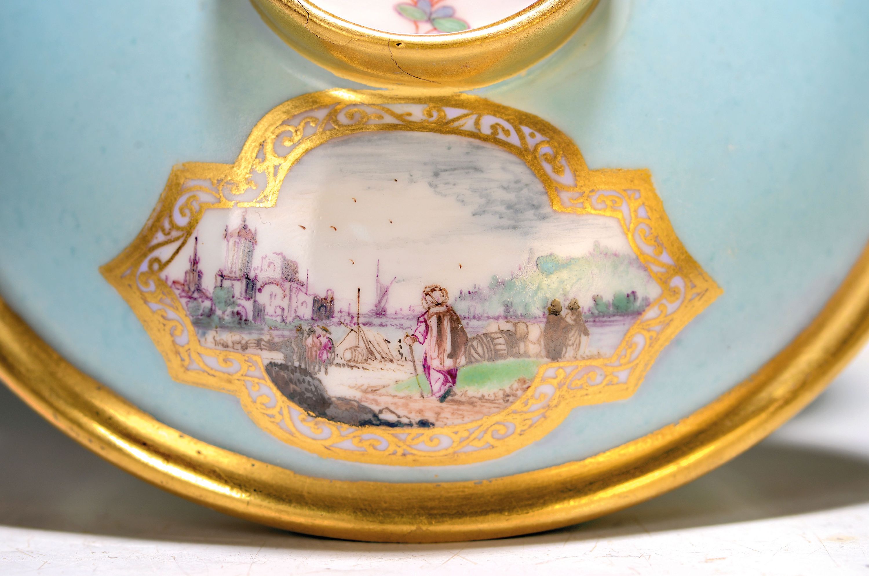Detail b: Deckeldose, Meissen, um 1740, Porzellan, türkisfarbener Fond, in Reserven feine Miniaturmalereien, Hafenszenen bzw. Kauffahrteiszenen, vermutlich ...
