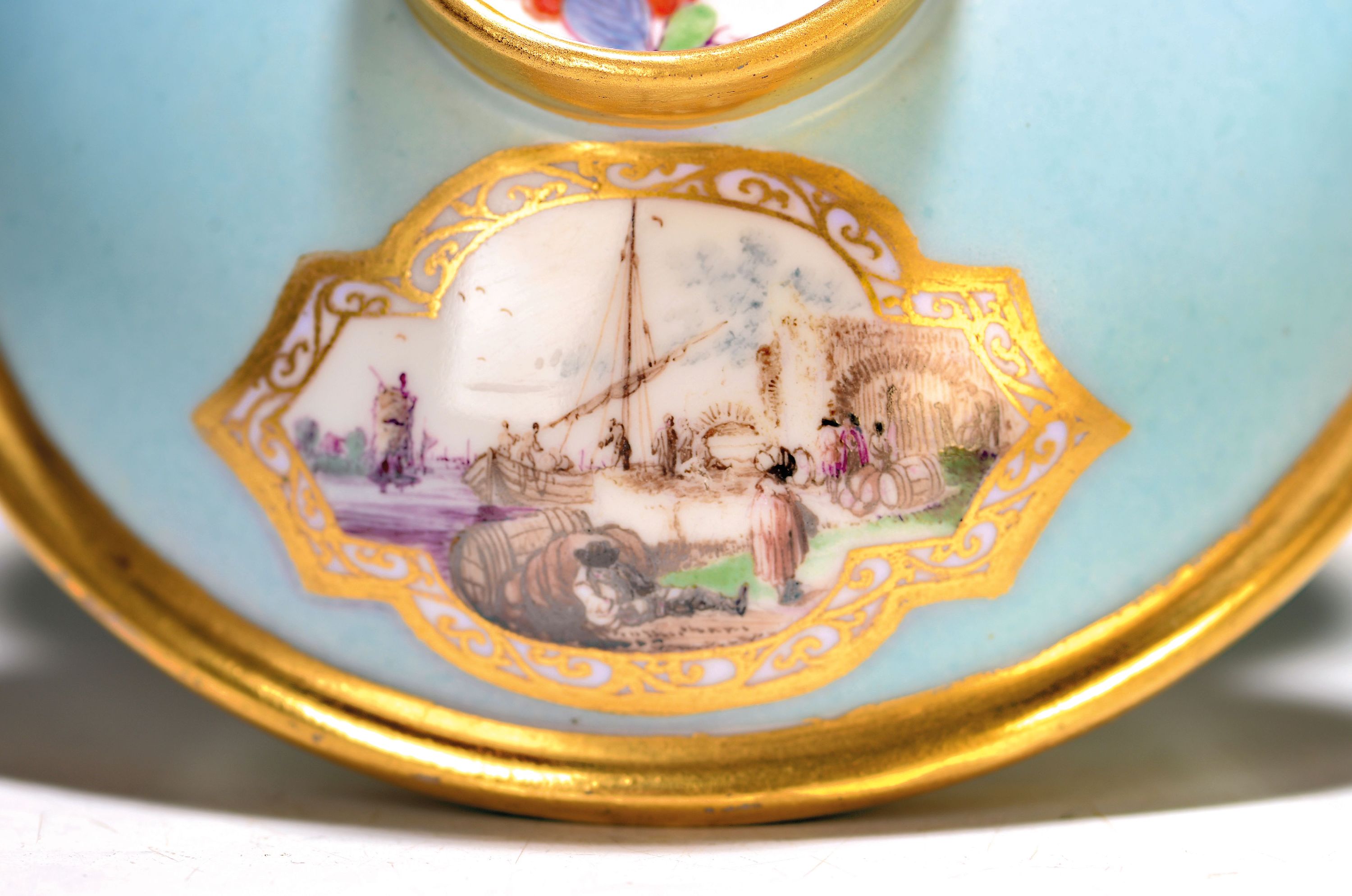 Detail c: Deckeldose, Meissen, um 1740, Porzellan, türkisfarbener Fond, in Reserven feine Miniaturmalereien, Hafenszenen bzw. Kauffahrteiszenen, vermutlich ...