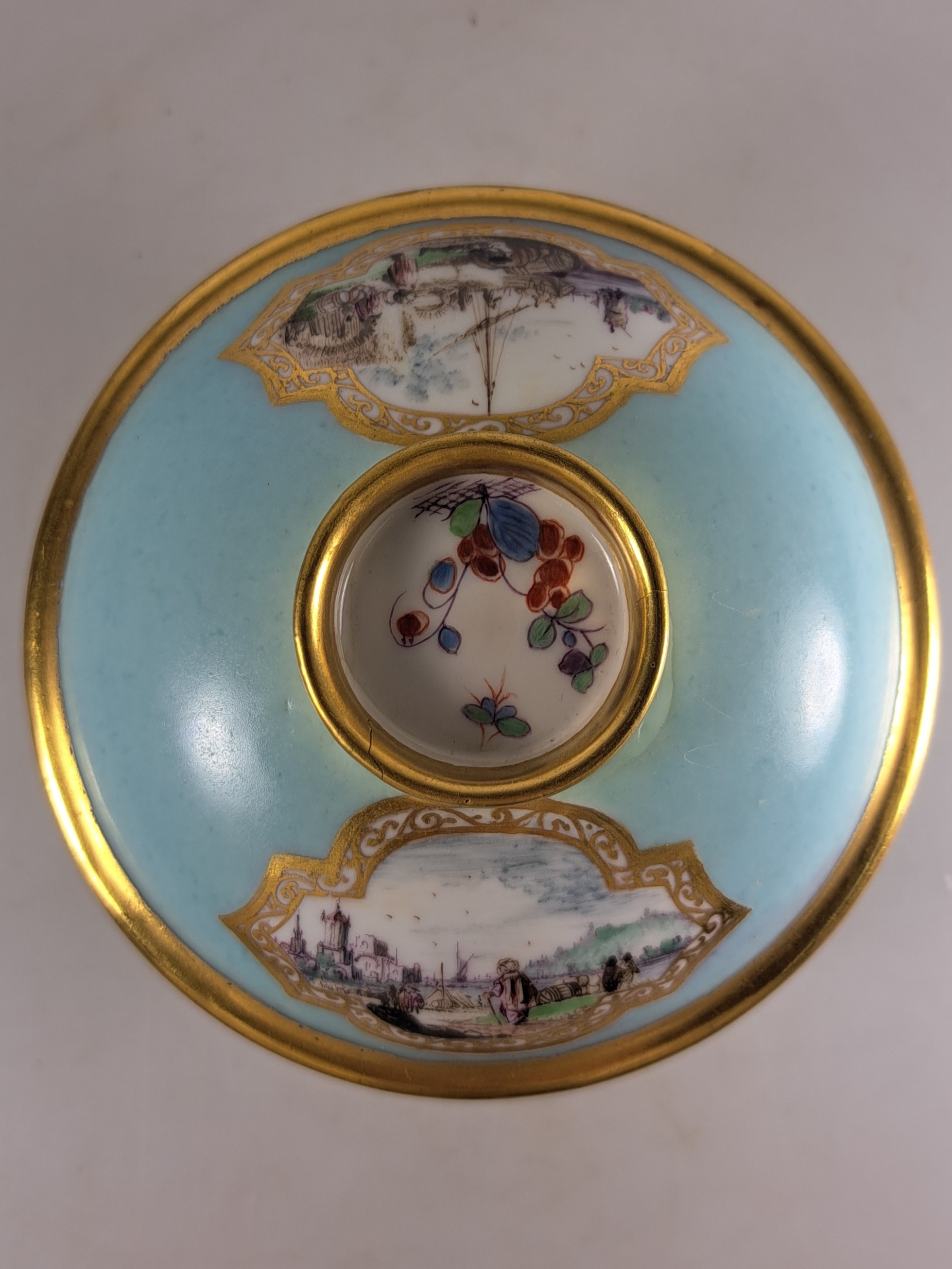 Detail g: Deckeldose, Meissen, um 1740, Porzellan, türkisfarbener Fond, in Reserven feine Miniaturmalereien, Hafenszenen bzw. Kauffahrteiszenen, vermutlich ...