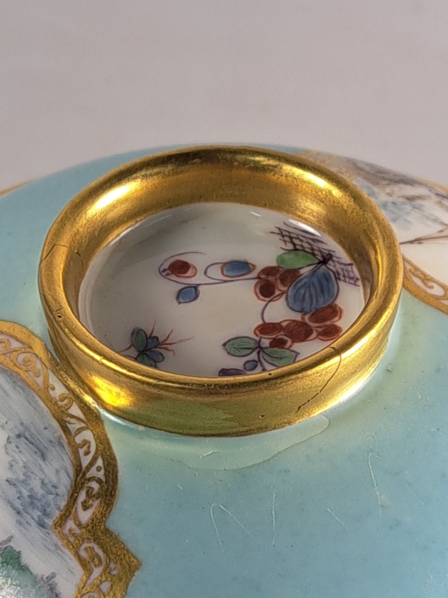 Detail h: Deckeldose, Meissen, um 1740, Porzellan, türkisfarbener Fond, in Reserven feine Miniaturmalereien, Hafenszenen bzw. Kauffahrteiszenen, vermutlich ...