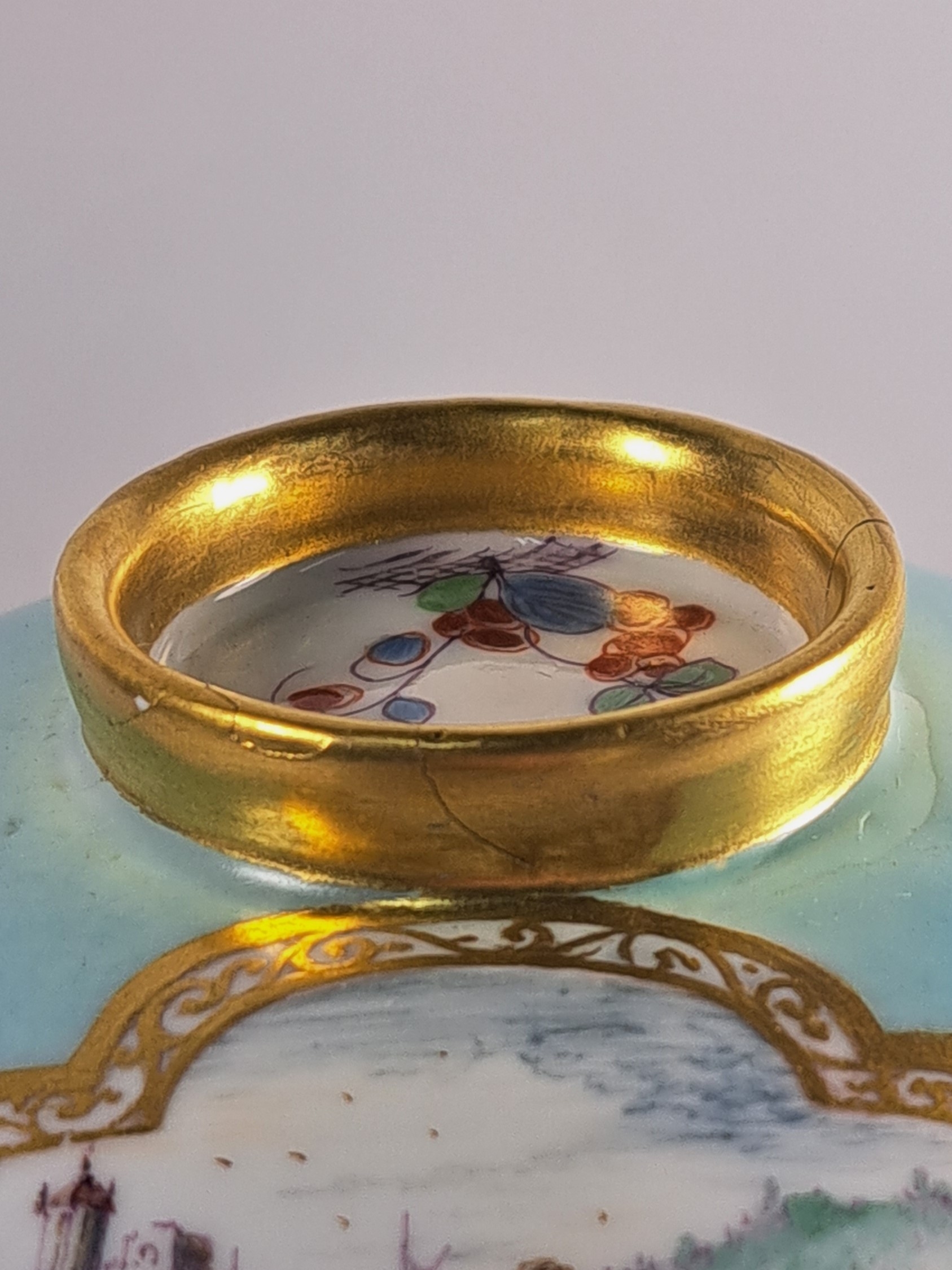 Detail i: Deckeldose, Meissen, um 1740, Porzellan, türkisfarbener Fond, in Reserven feine Miniaturmalereien, Hafenszenen bzw. Kauffahrteiszenen, vermutlich ...
