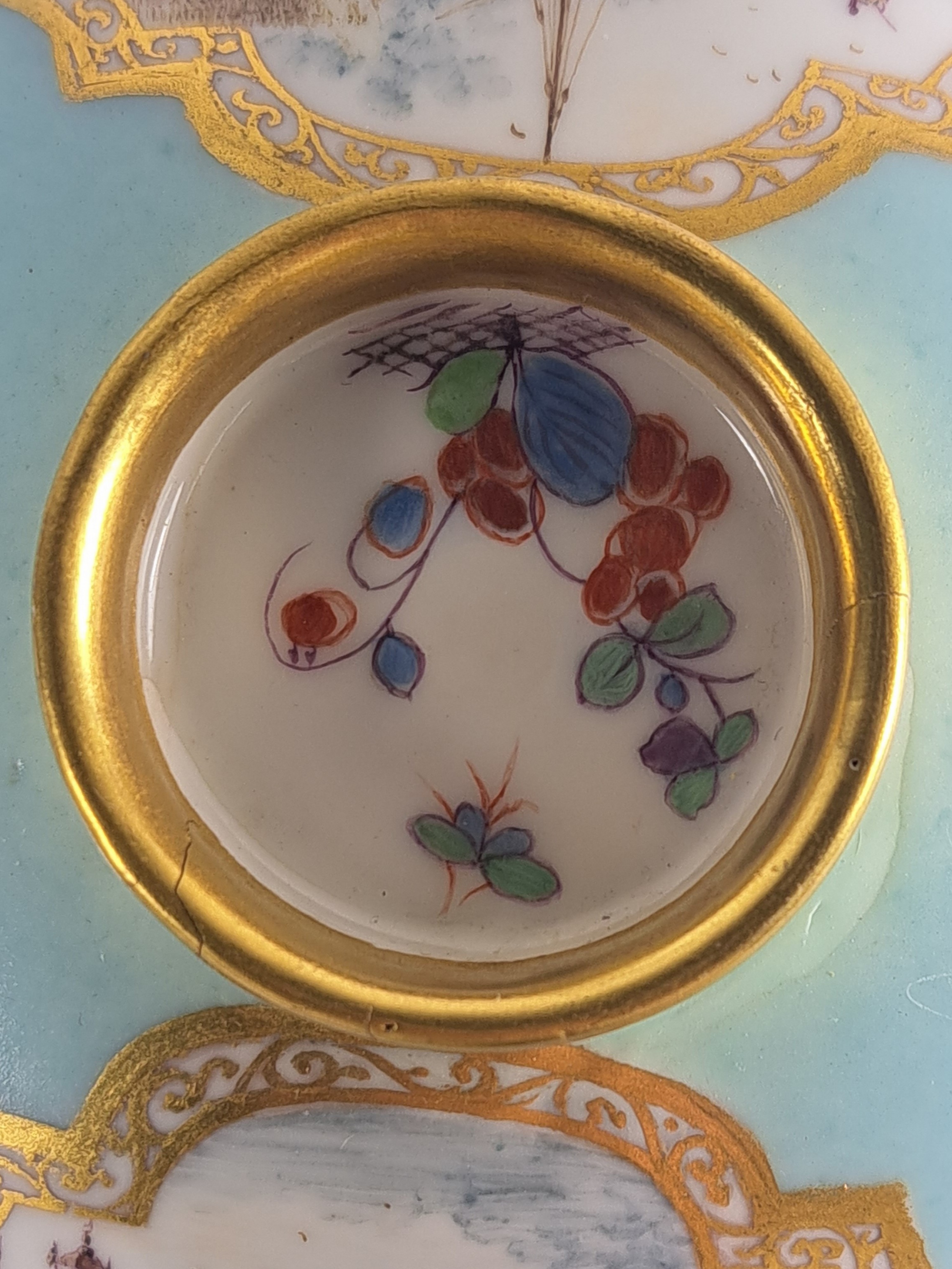 Detail j: Deckeldose, Meissen, um 1740, Porzellan, türkisfarbener Fond, in Reserven feine Miniaturmalereien, Hafenszenen bzw. Kauffahrteiszenen, vermutlich ...