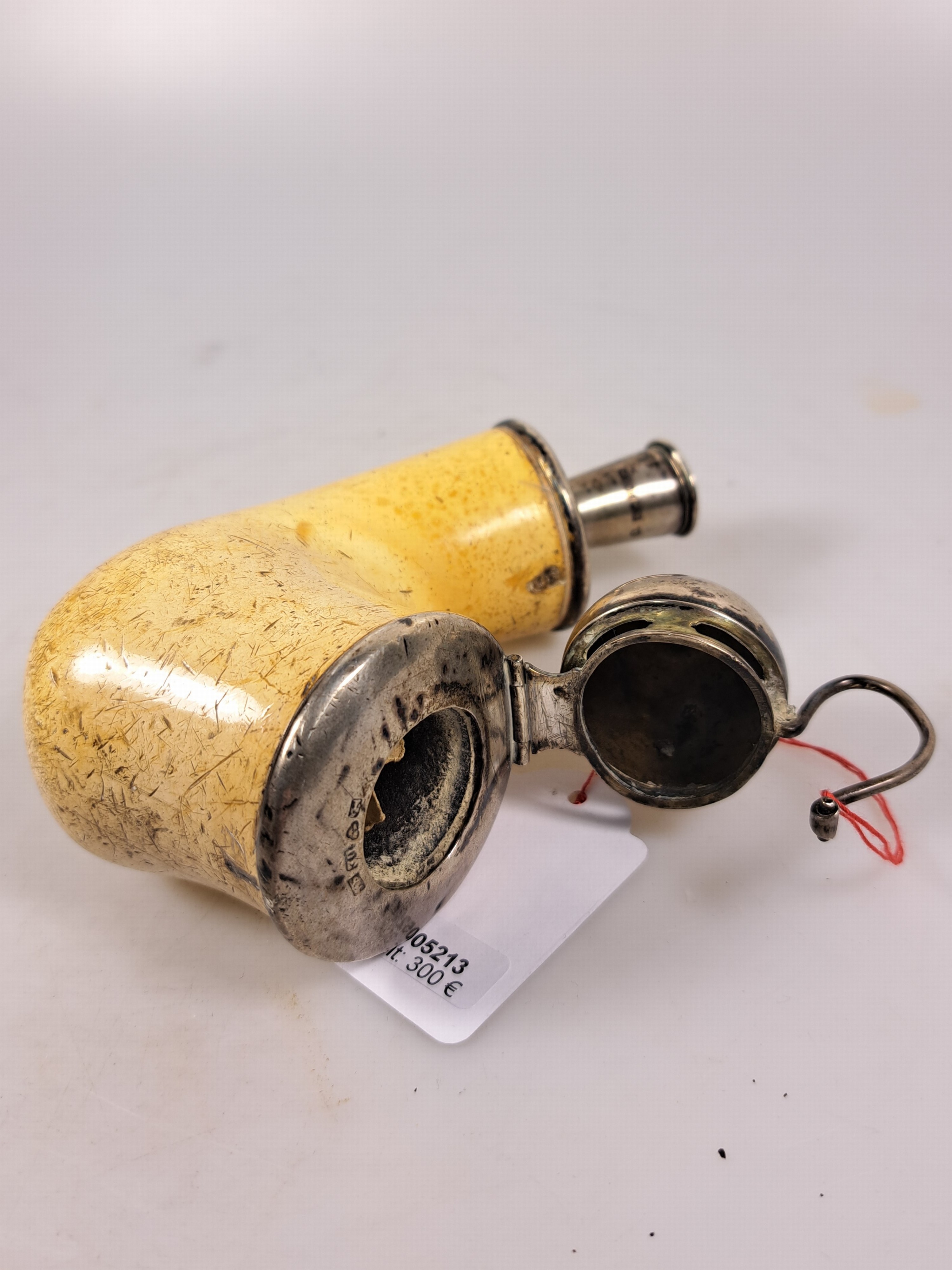 Detail l: Zwei Meerschaumpfeifen aus dem Besitz der Familie Tolstoy, Finnland, um 1800, Meerschaumköpfe, Silbermontur, 1x Stadtmarke wohl Kristinestad, Drei ...