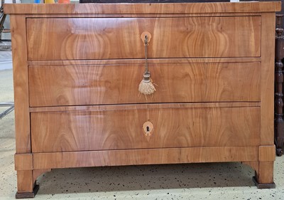 27043966a - Biedermeier-Kommode, um 1820, Kirschbaumfurnier, 3 Schubladen, Pfostenfüsse in schwarz ...