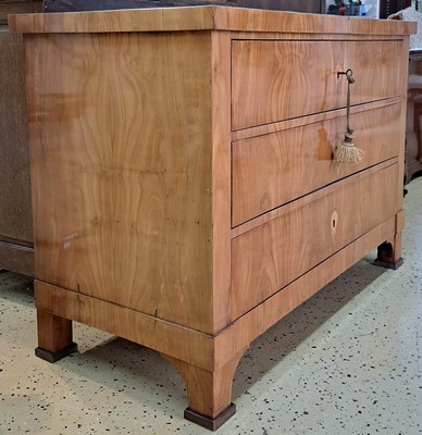27043966c - Biedermeier-Kommode, um 1820, Kirschbaumfurnier, 3 Schubladen, Pfostenfüsse in schwarz ...